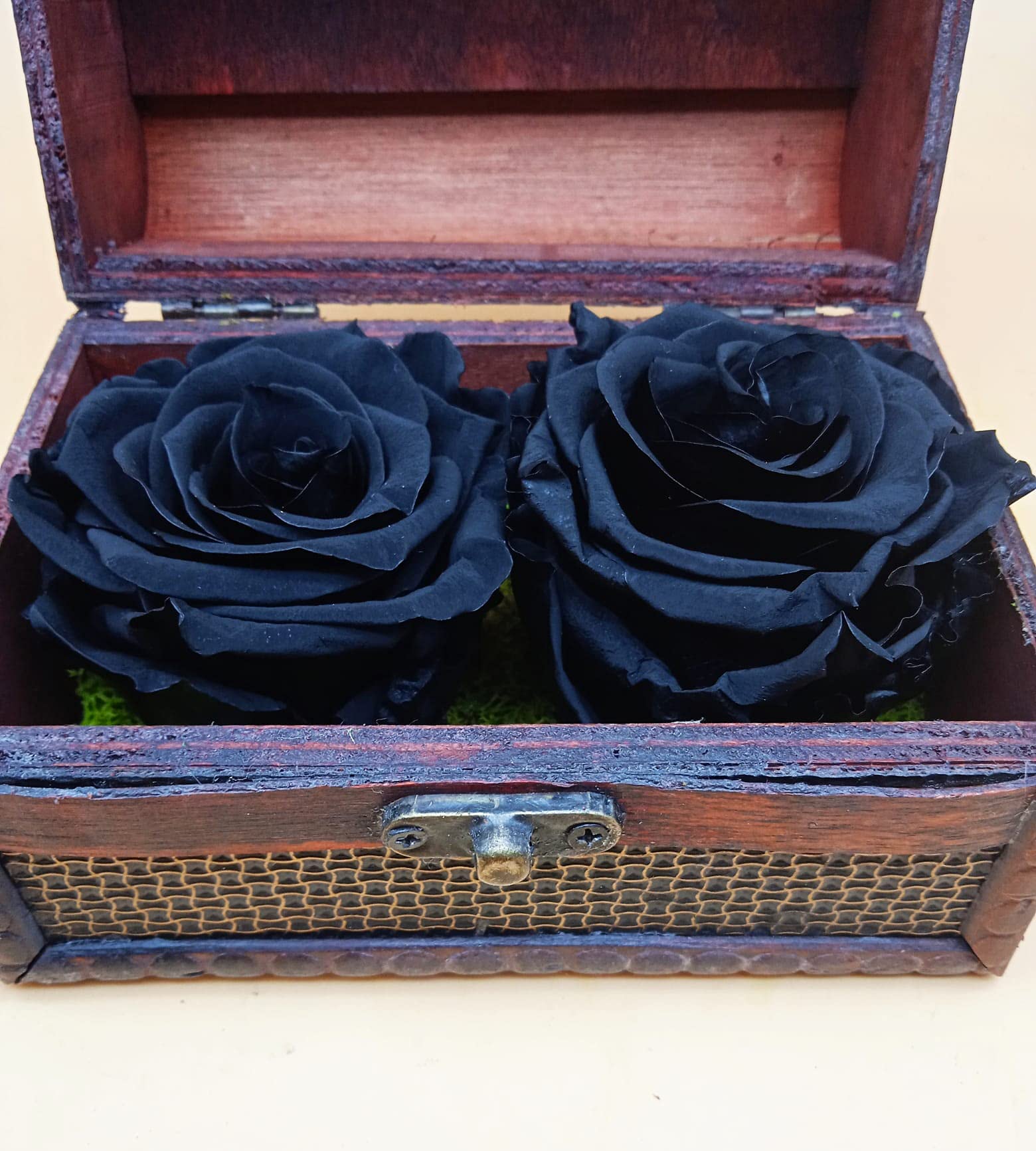 Roses préservées noires en coffret bois vintage, finis les bouquets qui flétrissent