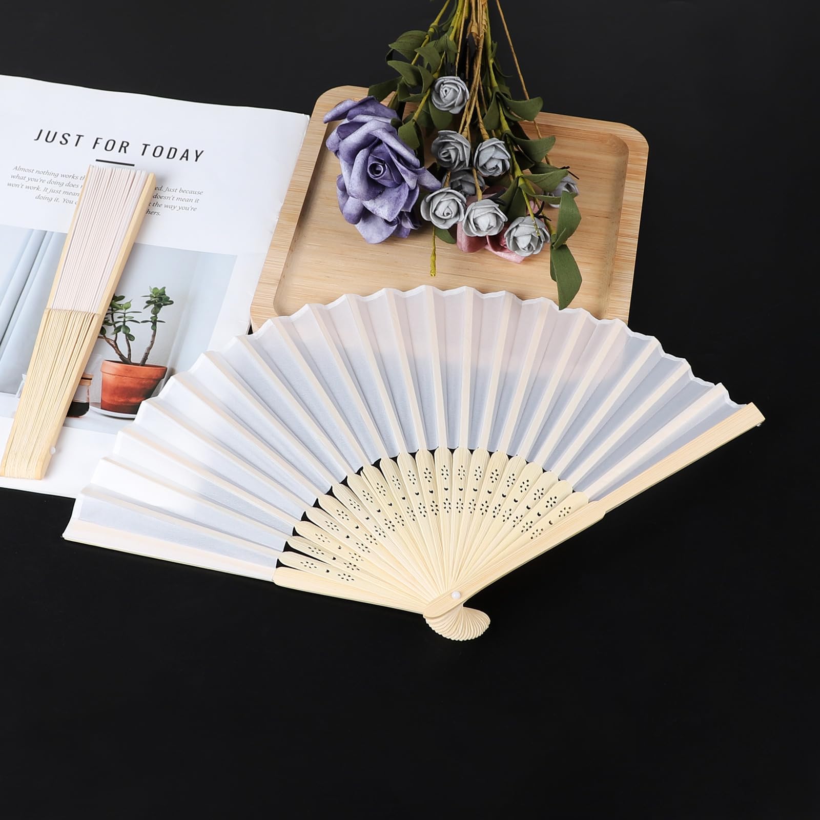 SWAWIS 60 Piezas Abanicos de Tela Blanco, Abanico Plegable con 60 Bolsas de Organza y Tarjetas de Agradecimiento, Ventiladores de Bambú para Bodas Bautizos Decoraciones Fiestas DIY