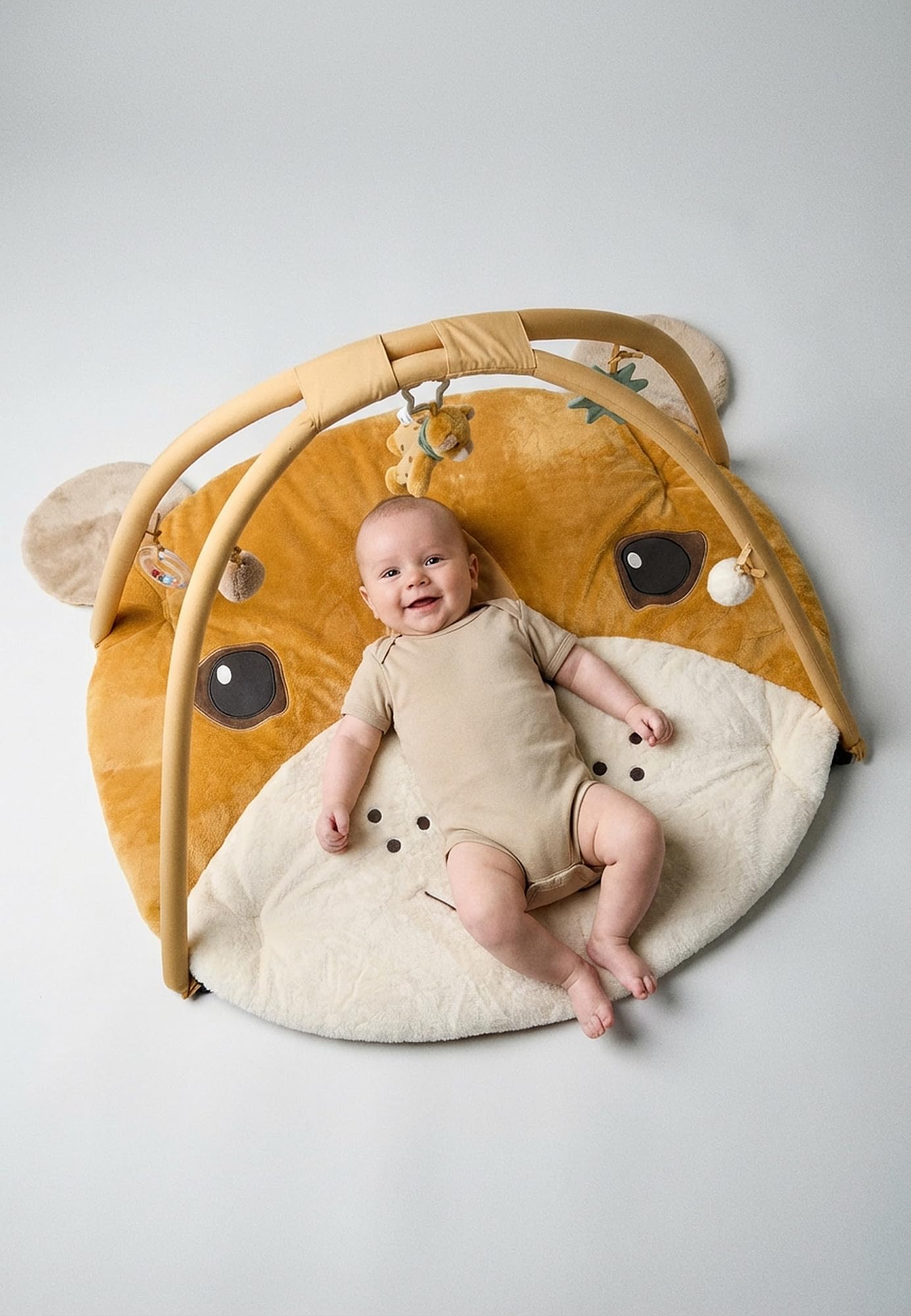 Sterntaler Spielbogen Löwe Leo – Flauschig weiche Baby-Spieldecke mit Spiegel & Rassel – Abnehmbarer Spielbogen & Spielteile für vielseitigen Spielspaß - Activity Decke, 100x80 cm mattgelb
