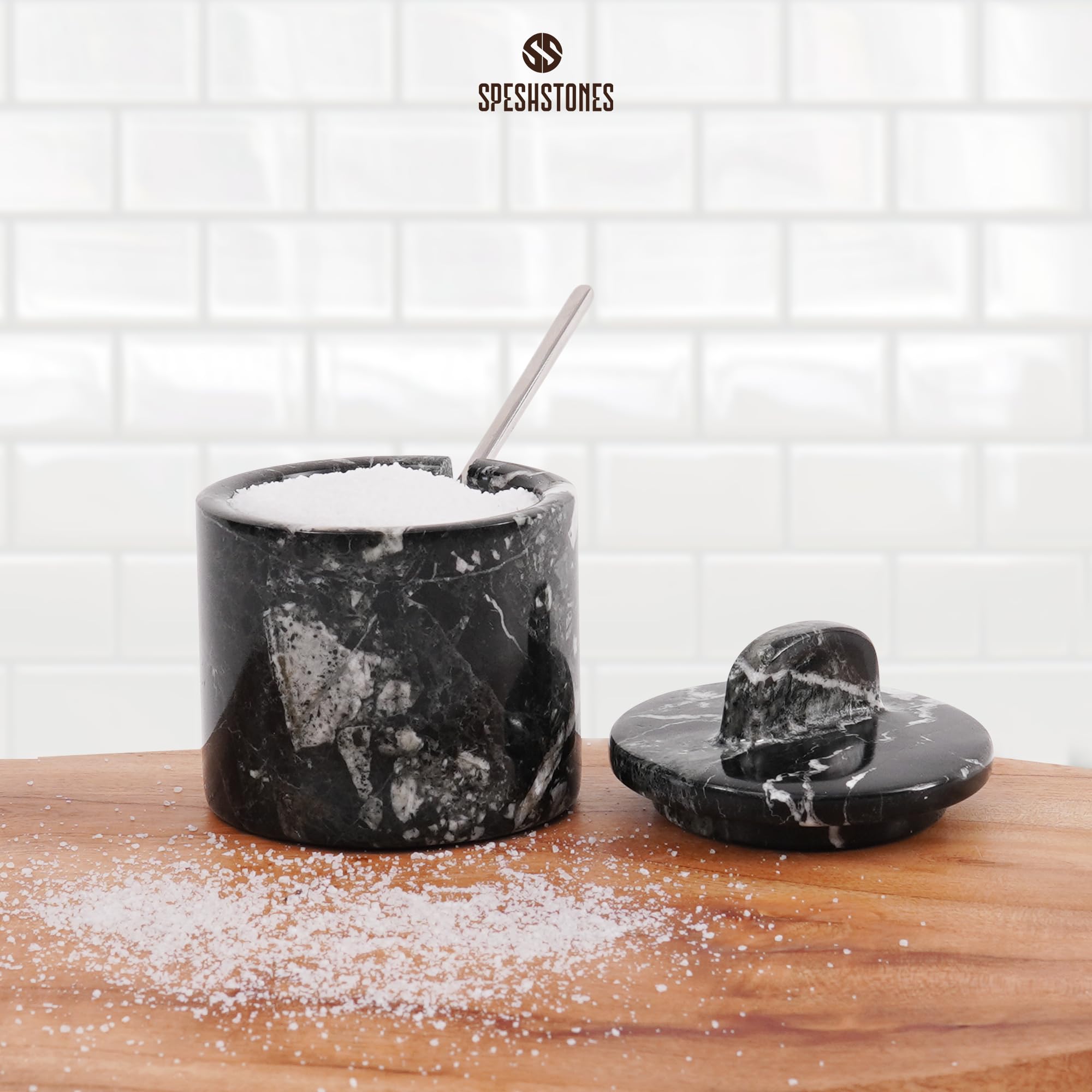 Bodega de sal de mármol con tapa y cuchara de 4 pulgadas, caja de sal de piedra negra para condimentos, hierbas y azúcar, tarro decorativo para especias, recipiente de almacenamiento para 2