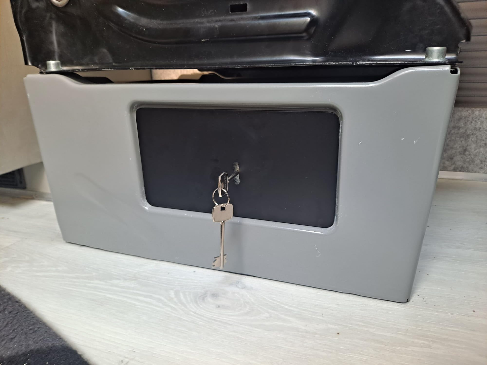 Generisch Mercedes MB Sprinter W907 / W910 Sitzsafe Safe Tresor NEU Schwarz