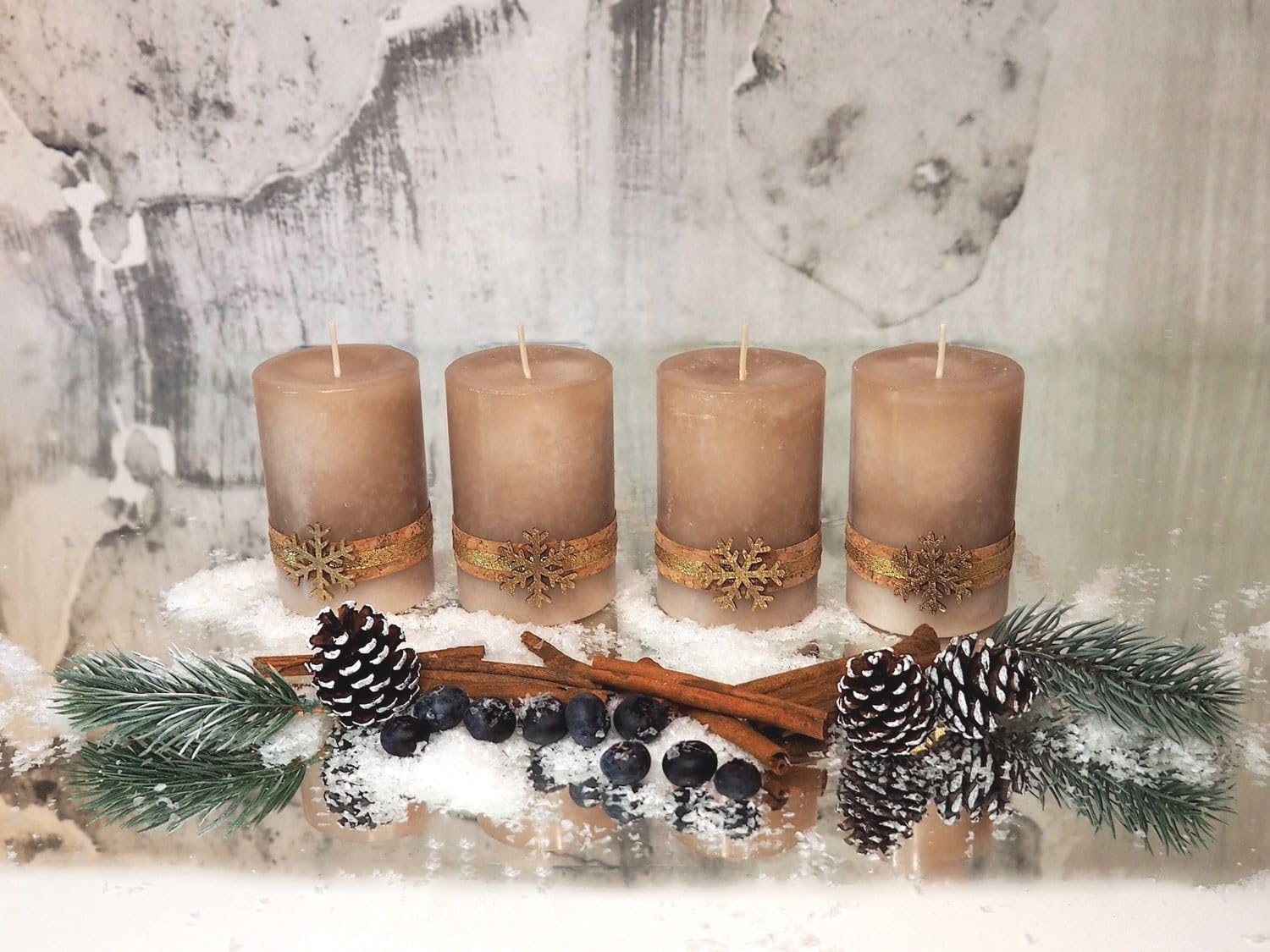 ZauberDeko 4 Adventskerzen Kerzen Stumpenkerzen Beige Schneeflocke Holz Advent Weihnachten Deko Tischdeko Küche, Haushalt & Wohnen