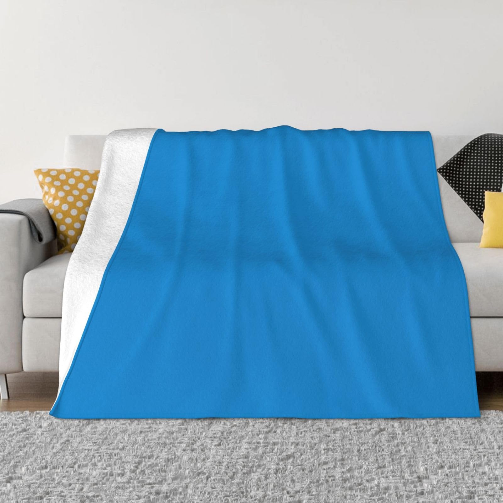 Couverture en flanelle bleu uni pour vos soirées cinéma sur le canapé