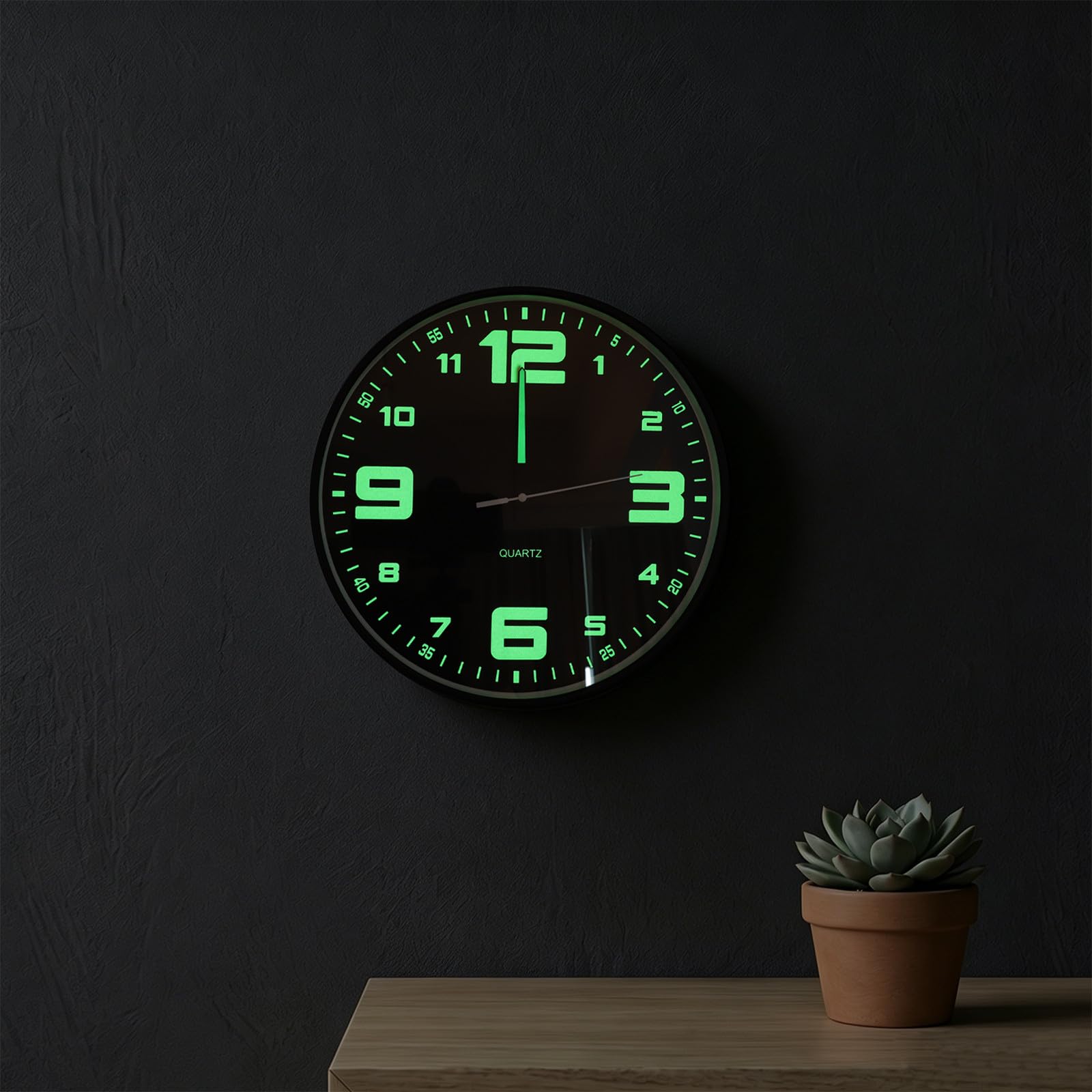INOOMP Orologio luminoso che si illumina al buio, 11,6 pollici, con cornice nera, al quarzo, silenzioso, a batteria, ideale per camera da letto, cucina e bagno.
