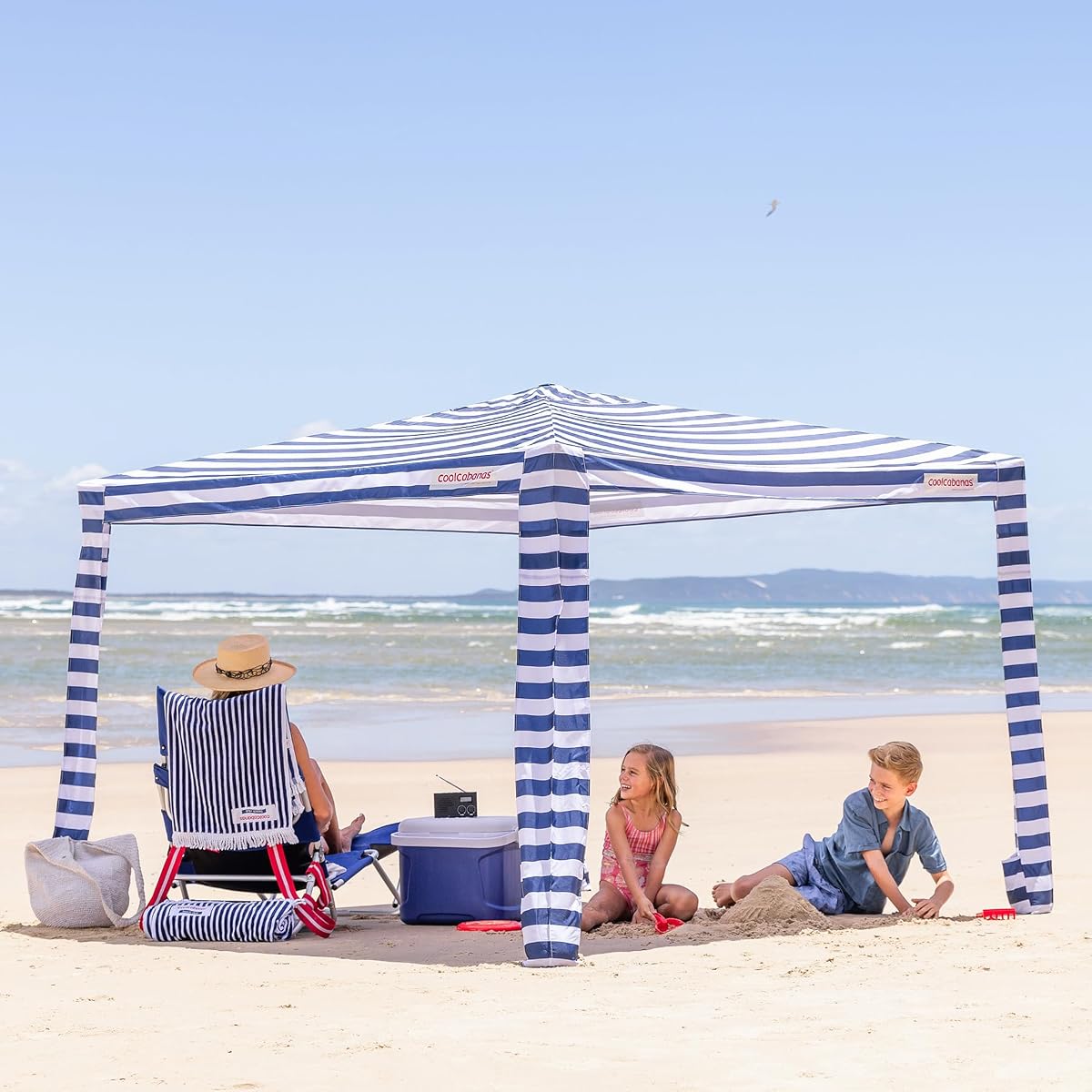 CoolCabana Tienda de campaña para sombra en la playa, fácil instalación, protección UPF 50+, tamaños grandes y medianos, compacta y resistente al viento, cabaña de playa para toda la familia, rayas azul marino, mediana