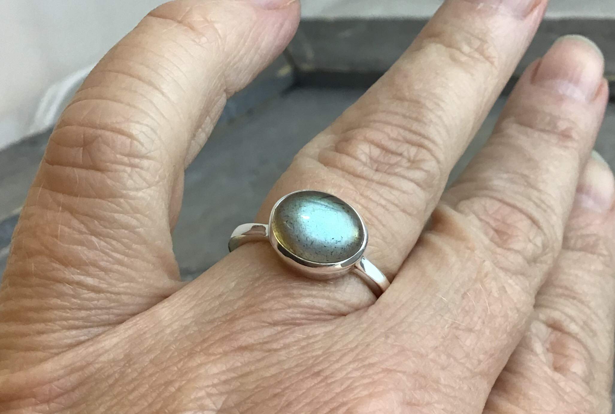 Anillo de plata esterlina con piedras preciosas de labradorita