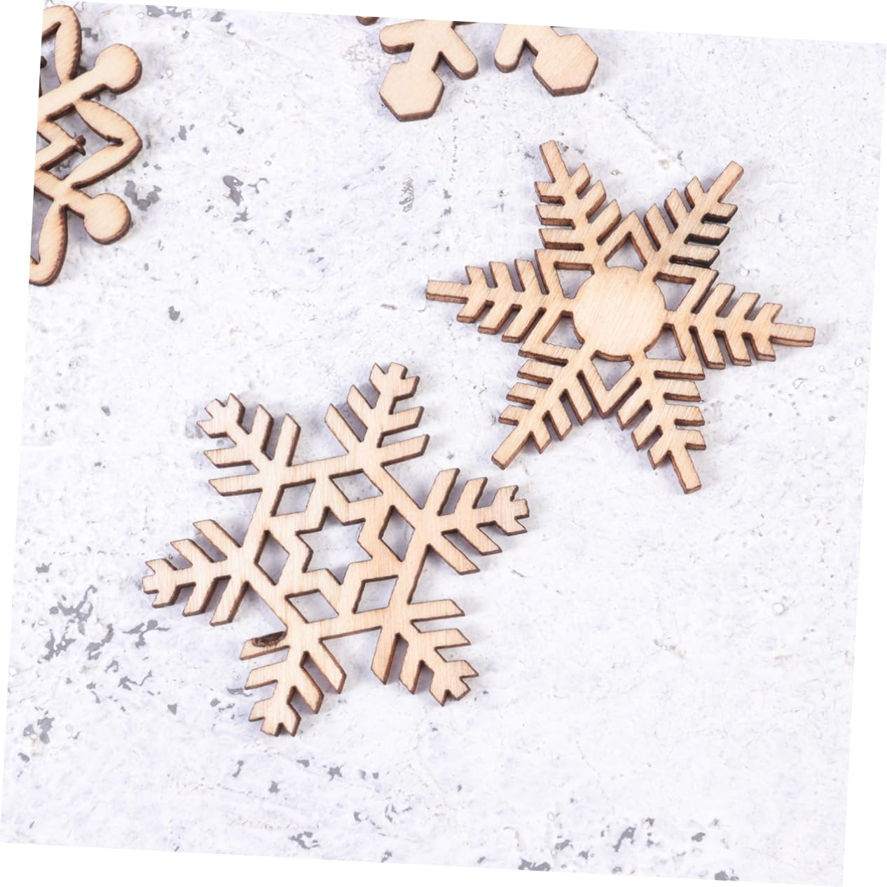 VILLCASE 3 Sets Künstliche Schneeflocken-hängedekore Weihnachtsschneeflocken-ornamente Weihnachtsbaum-dekoration Funkelnde Schneeflocken-ornamente 80 Stück * 3