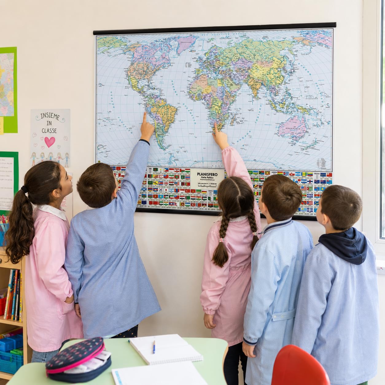 Belletti Carta Murale MONDO Scolastica con Bandiere 132x99 cm, Planisfero da Parete Bifacciale Fisico e Politico, Plastificata Antiriflesso con Aste in PVC