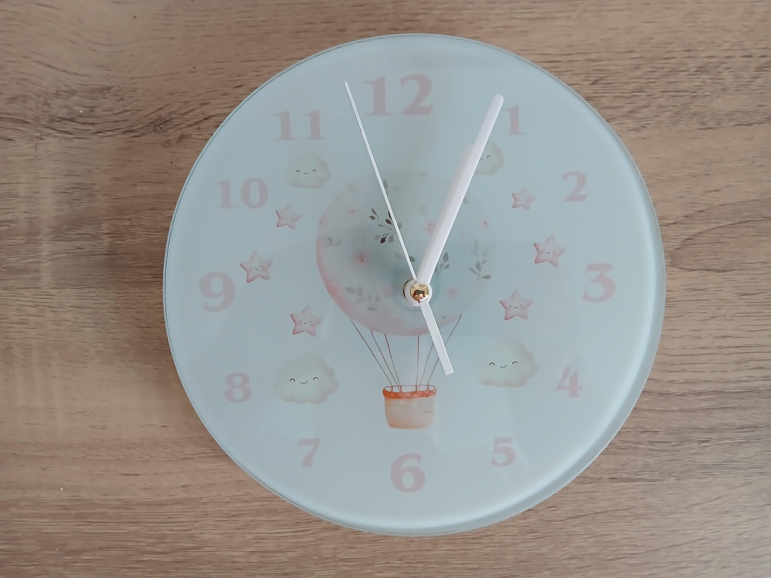 Hübsche rosa Babyzimmer-Wanduhr – 20 cm | leises Quarzwerk | niedliche Kinderzimmer-Dekoration für Mädchen | nicht tickend, einfach aufzuhängen