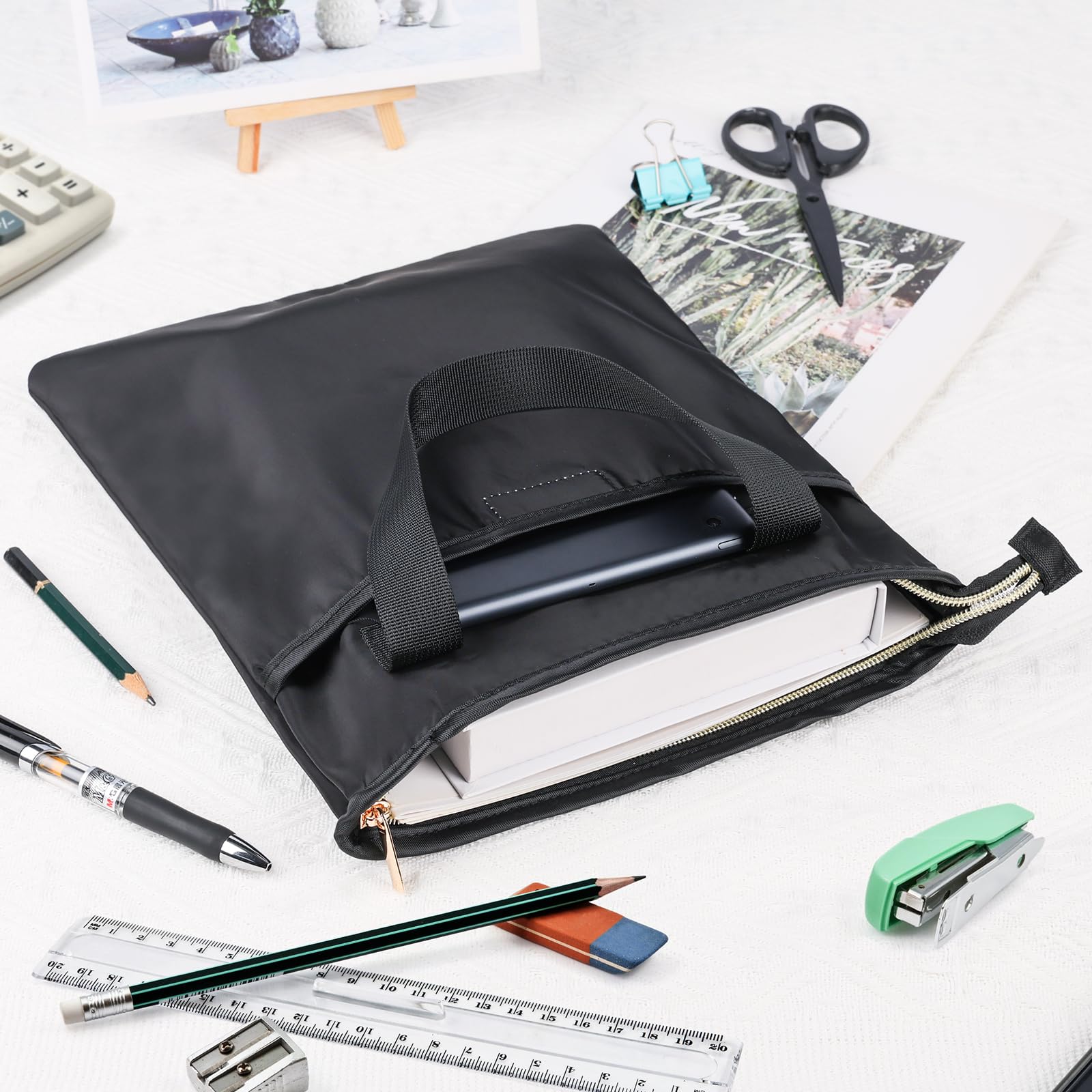 Likesing Pochette Livre Tissu Noir Protege Livre avec Fermeture Eclair et Poche Frontale Protection Livres Imperméable Voyage pour Les Amateur de Lecture Amis Camarades Classe Cadeaux 31 x 26 cm