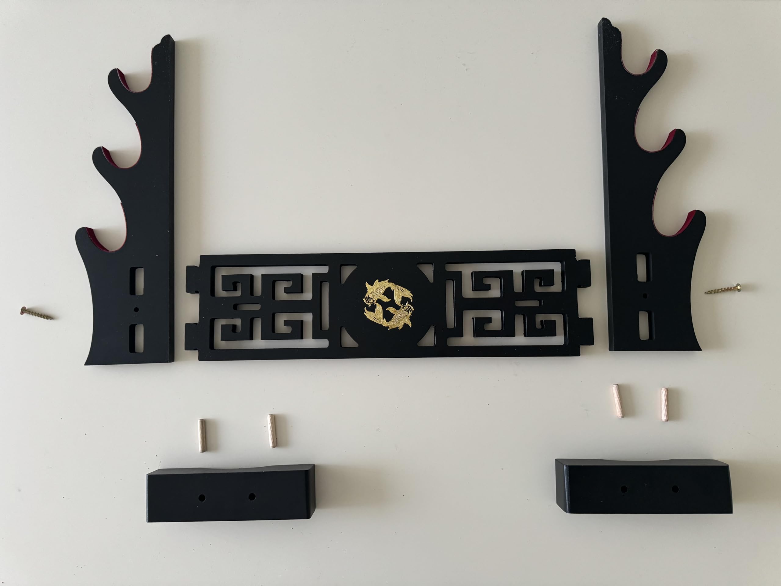 Support Mural Katana 2 Niveaux – Présentoir Épée Samouraï Velours Rembourré, Motif Poisson Rouge Jaune, Idéal Cosplay Demon Slayer