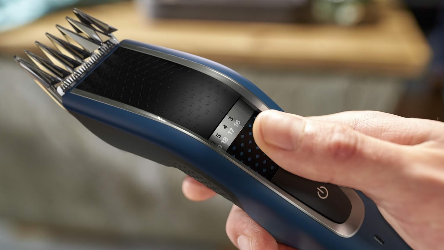 Hand adjusting the zoom wheel on the Philips Hair Clipper