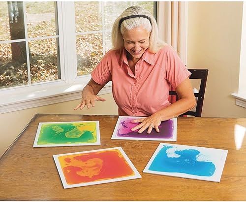 Miniatura 3 de S&S Worldwide Azulejo sensorial líquido cuadrado de 12 pulgadas. Usa las manos o los pies para mover los líquidos naranja y amarillo dentro del