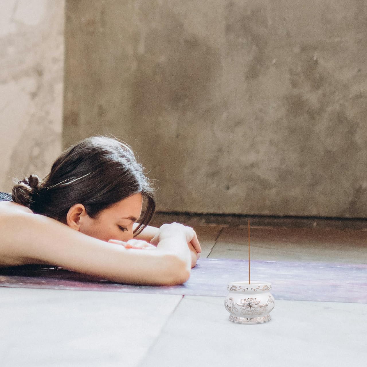 HANABASS Ceramic Incense Burner with Lotus Flower Relief 3.7 Inch - White and Gold Incense Holder for Home Altar Meditation Yoga Zen Buddhist D Cor