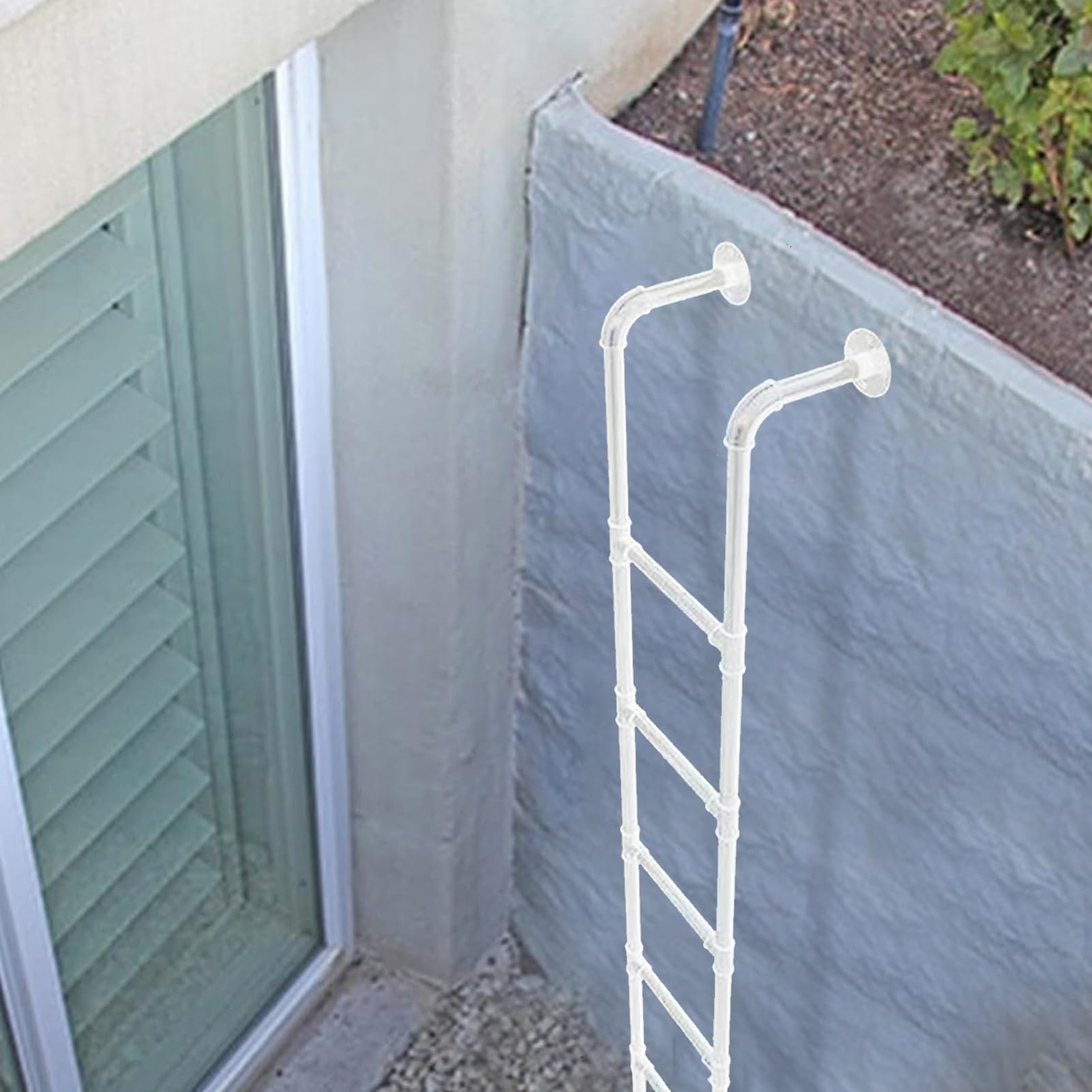 Escalera de salida de emergencia blanca para pozo de ventana de sótano metálica
