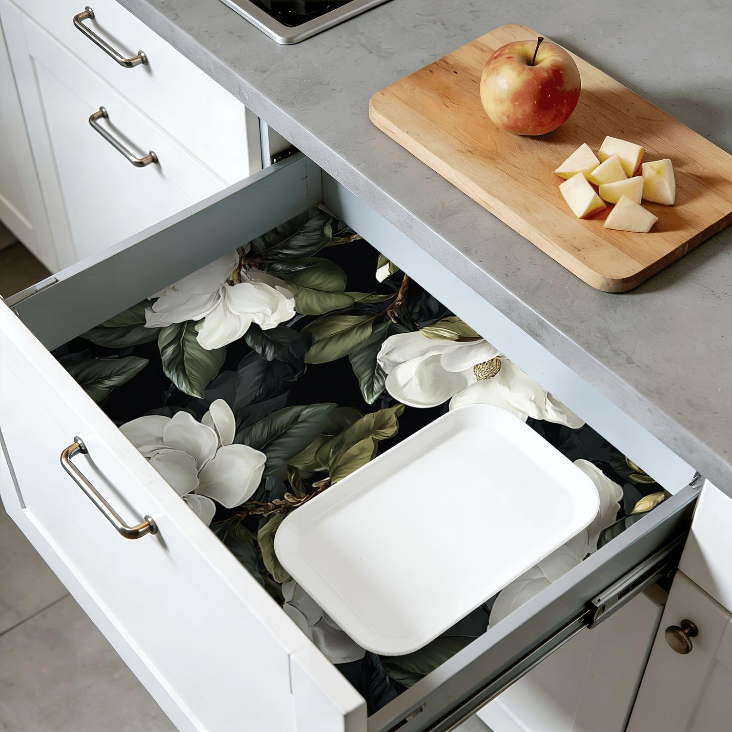 Rivestimento per mensole e armadietti, elegante bianco magnolia fiori verde scuro foglie nere autoadesivo per cassetti 45 cm x 3 m carta da parati per mobili da cucina