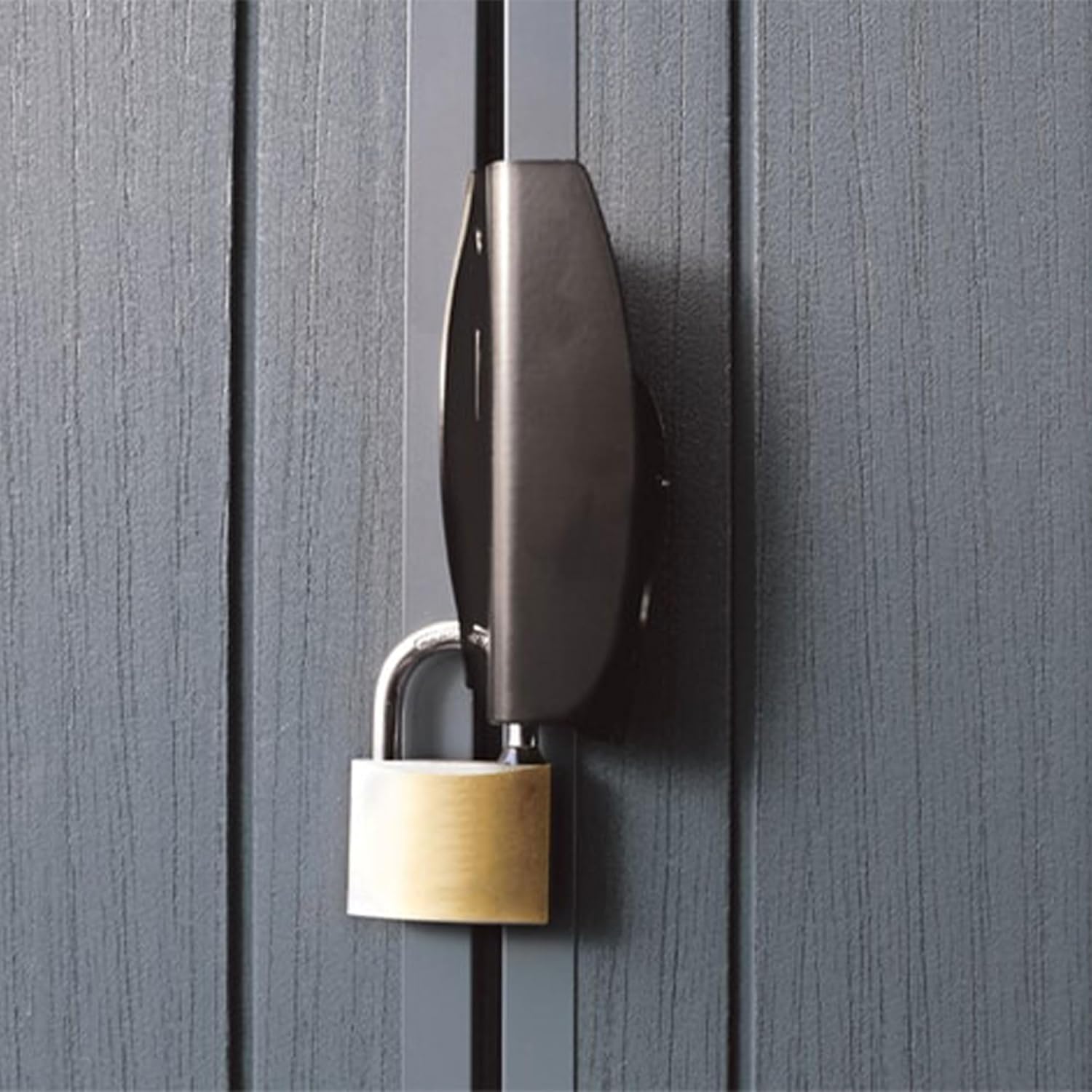 Dehra mill-qrib tal-ganċ li jissakkar tal-barrakka ta' Keter Darwin