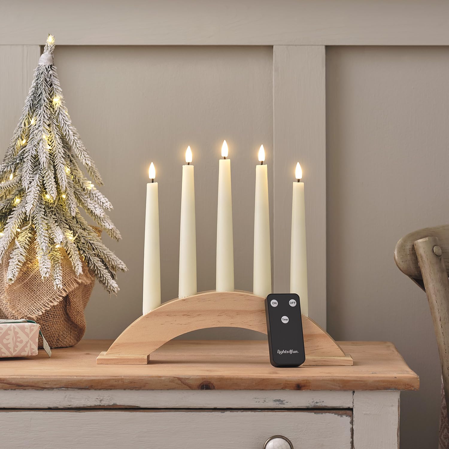 Lights4fun 31cm Holz Kerzenbrücke mit TruGlow® LED Kerzen mit Fernbedienung Timer Batteriebetrieb Innen Weihnachtsdeko Fenster Kerzenbogen Weihnachten