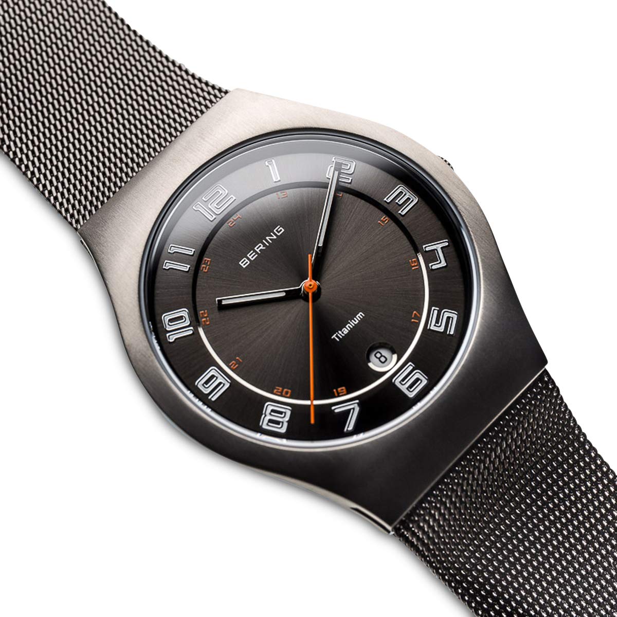 Bering Herren Quarz Uhr | Armbanduhr 37 mm Titangehäuse und Zifferblatt | Milanaisearmband | Saphierglas | 5 ATM | 11937