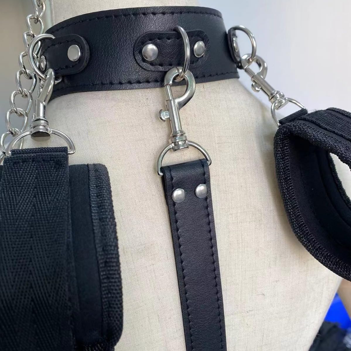 La correa deportiva de cuero conecta el cuello y las manos, con ganchos desmontables