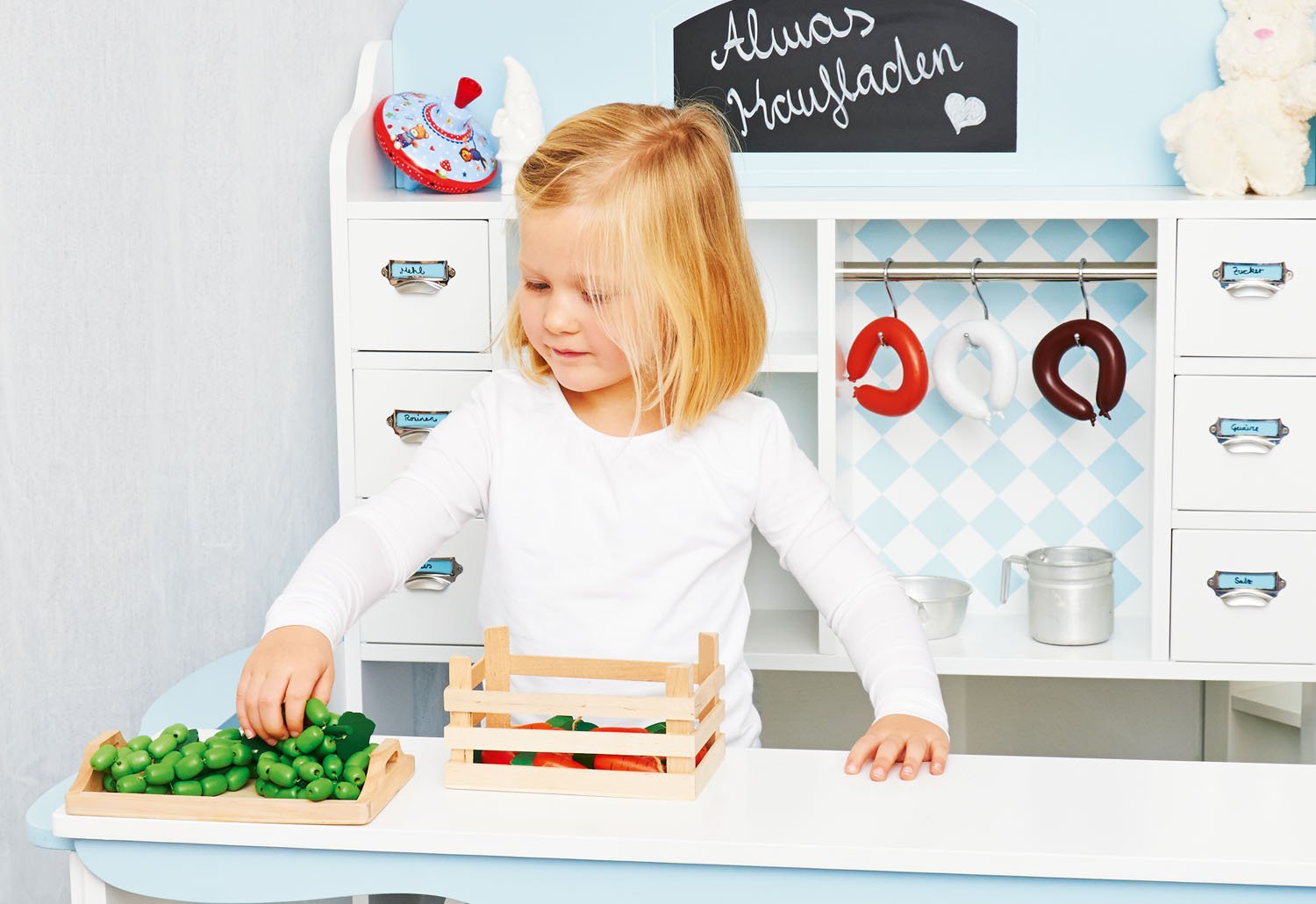 PINOLINO Kaufladen Alma, Spielküche aus Holz, mit Kinderküchenzubehör Maltafel, standfeste Kinderküche, Kinder Kaufmannsladen, Spielzeug ab 3 Jahre, Maße B 100 x T 92 x H 119 cm, weiß/hellblau