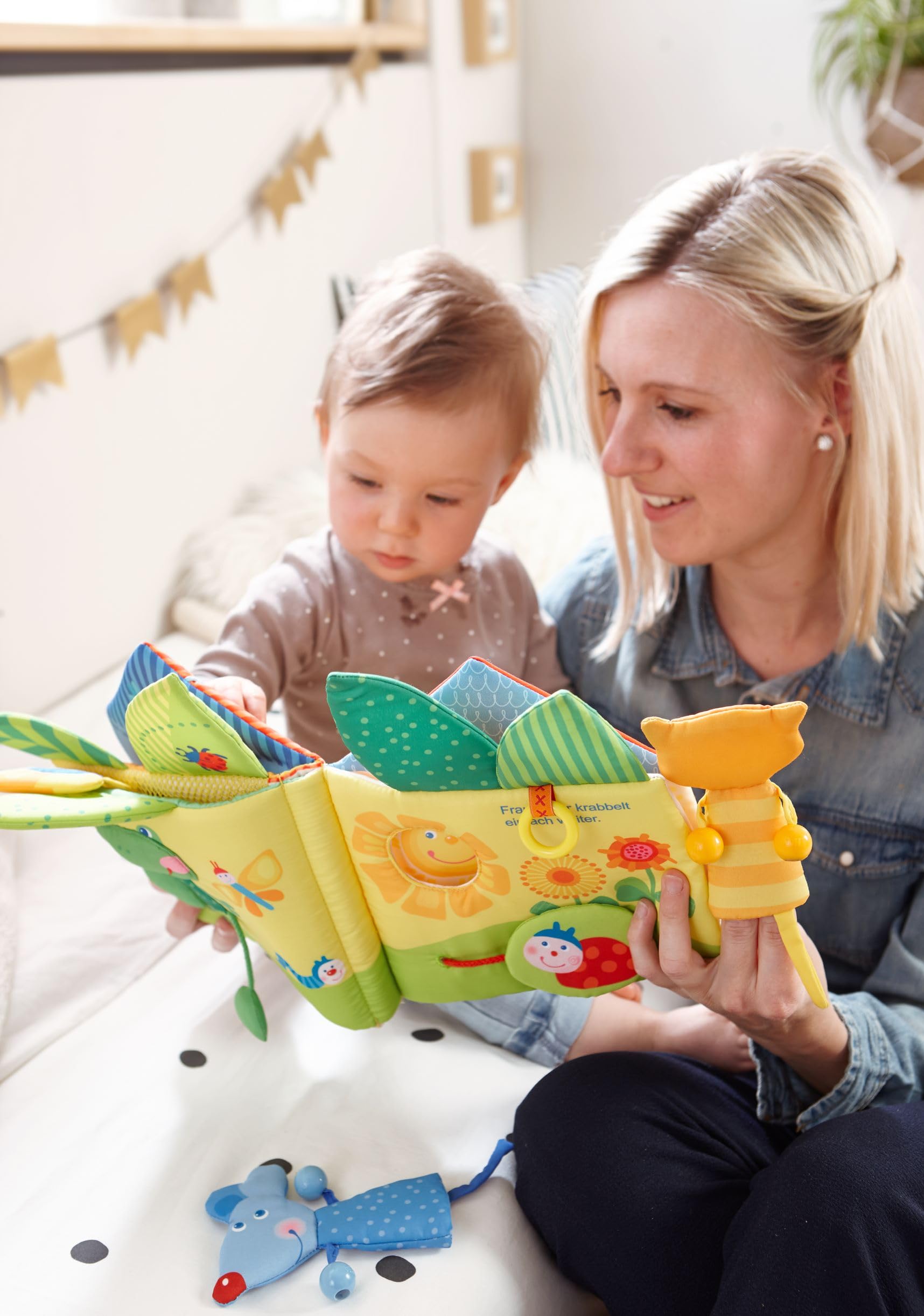 HABA Stoffbuch Blätterhäuschen ab 10 Monaten - Baby Spielzeug mit Spiegel & Fühl-Elementen - Kleinkind Fühlbuch & Entdeckerbuch mit Fingerpuppen - Tolles Babygeschenk