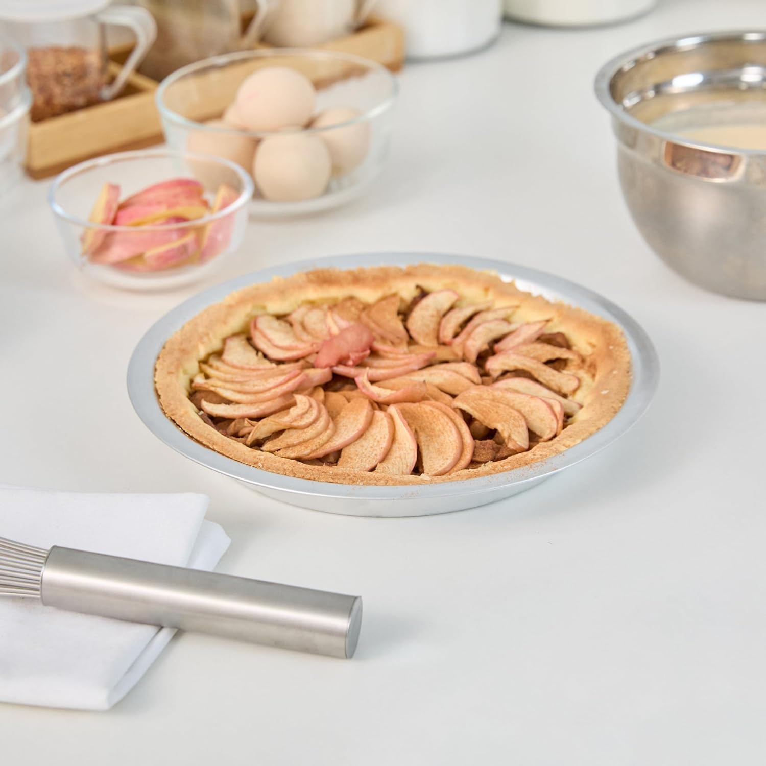Restaurantware Aluminum Pie Pan 12 Count 10 Inch Round 1.25 Inch Deep Oven-Friendly Pie Tin, Lightweight Baking Pan, Silver Plate for Quiche, Fruit Pies, Home And Commercial Kitchens
