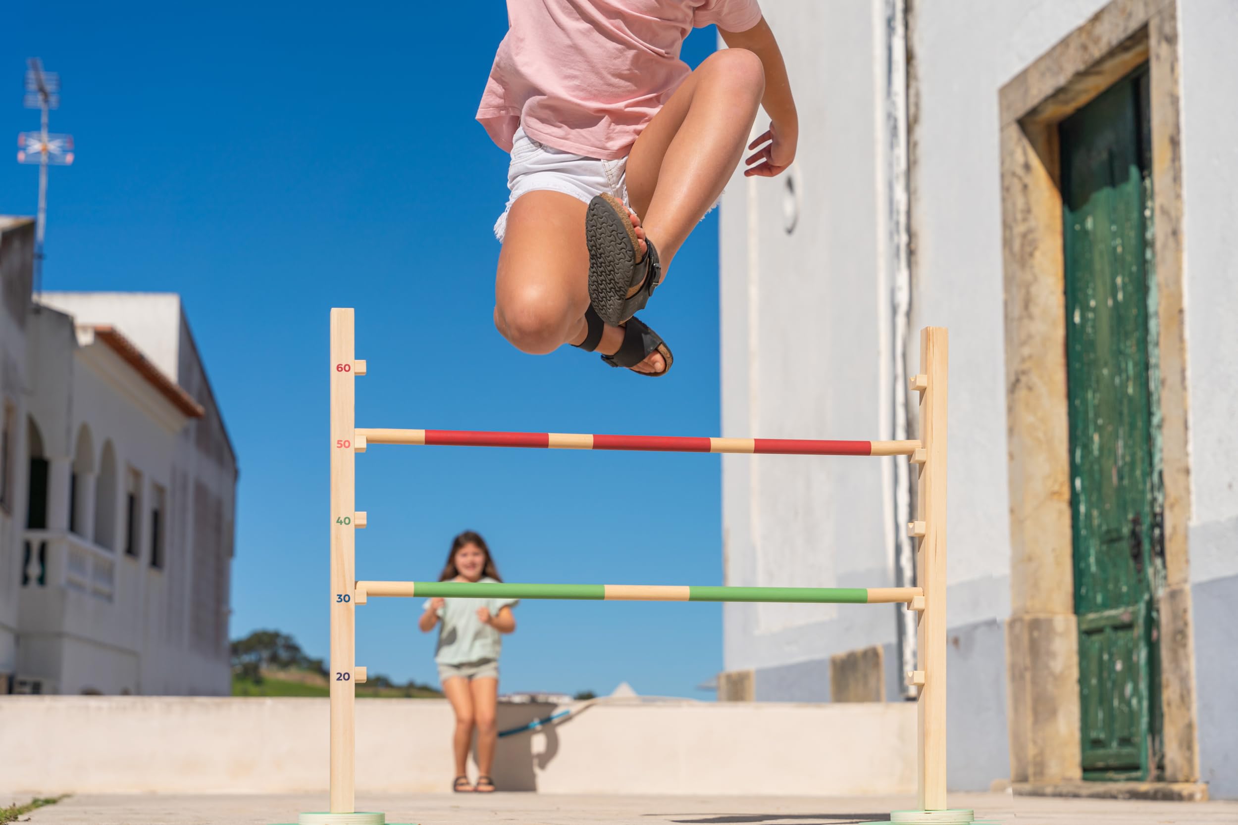BS Toys Haie de Saut en Bois FSC pour Enfants - Obstacle réglable en Hauteur pour Saut d'obstacles - Jouet d'extérieur à partir de 6 Ans, Moyen