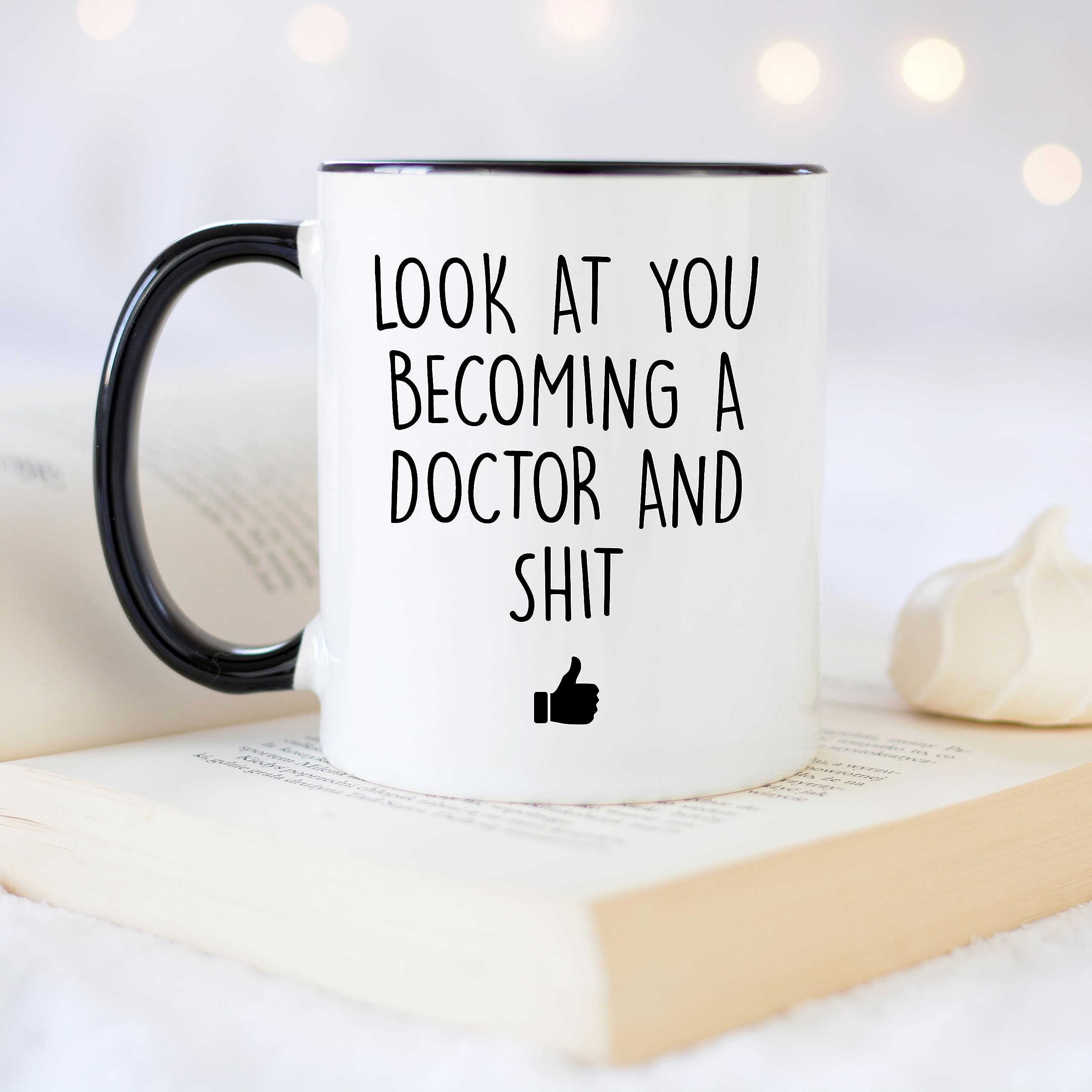 YouNique Designs Taza de café Future Doctor, 325 ml, blanca, divertida taza de estudiante de medicina, taza de escuela de medicina (mango negro)