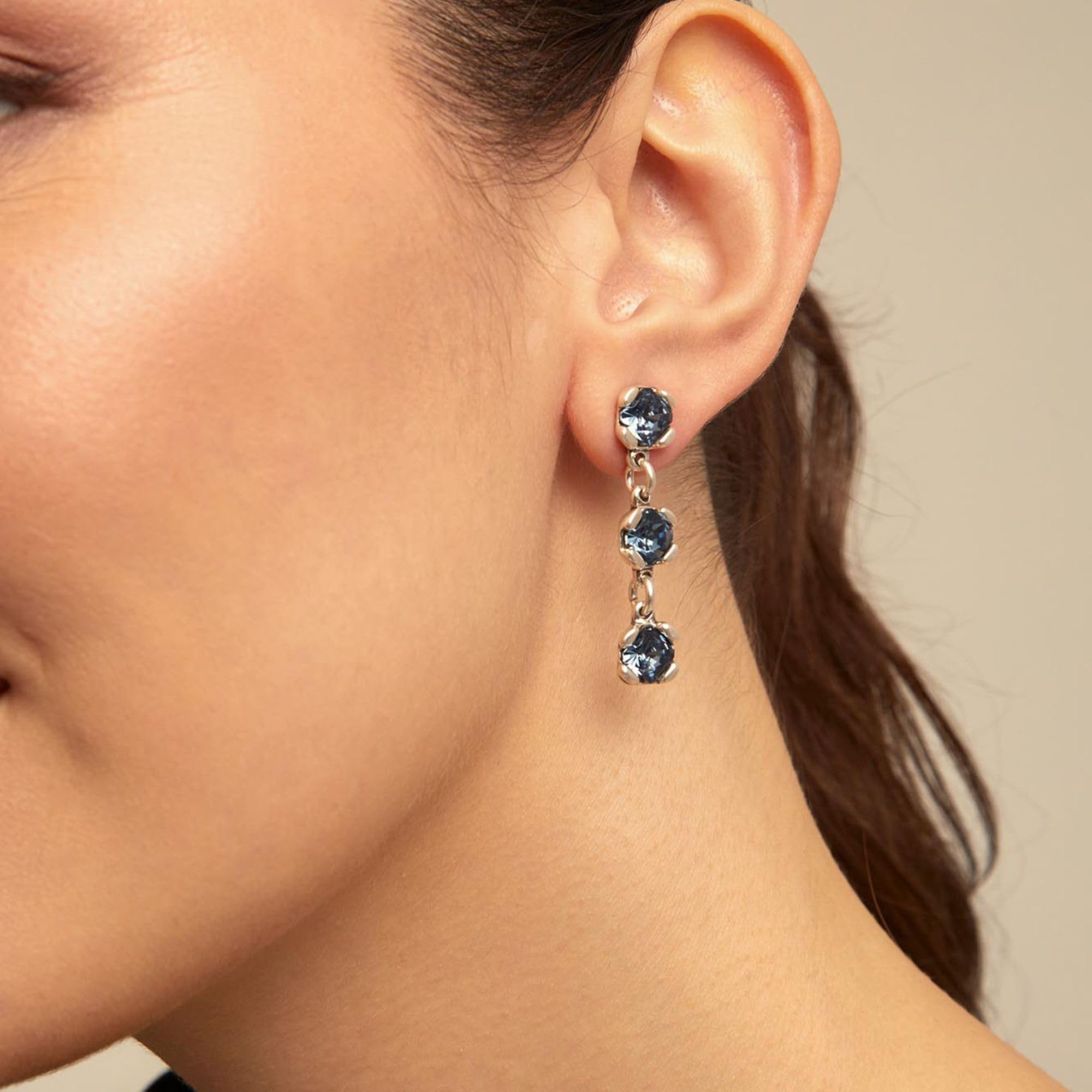 Uno de 50 Pendientes Largos Bañados En Plata De Ley Con 3 Cristales Facetados De Color Azul