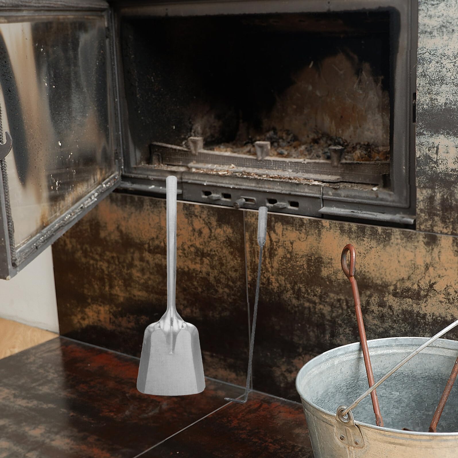 Set Attrezzi per Caminetto 4 Pezzi in Ferro Robusto con Pala Cenere e Pinze Pesanti Attizzatoio per Stufa a Legna con Impugnature Ergonomiche per Focolare Domestico e Uso