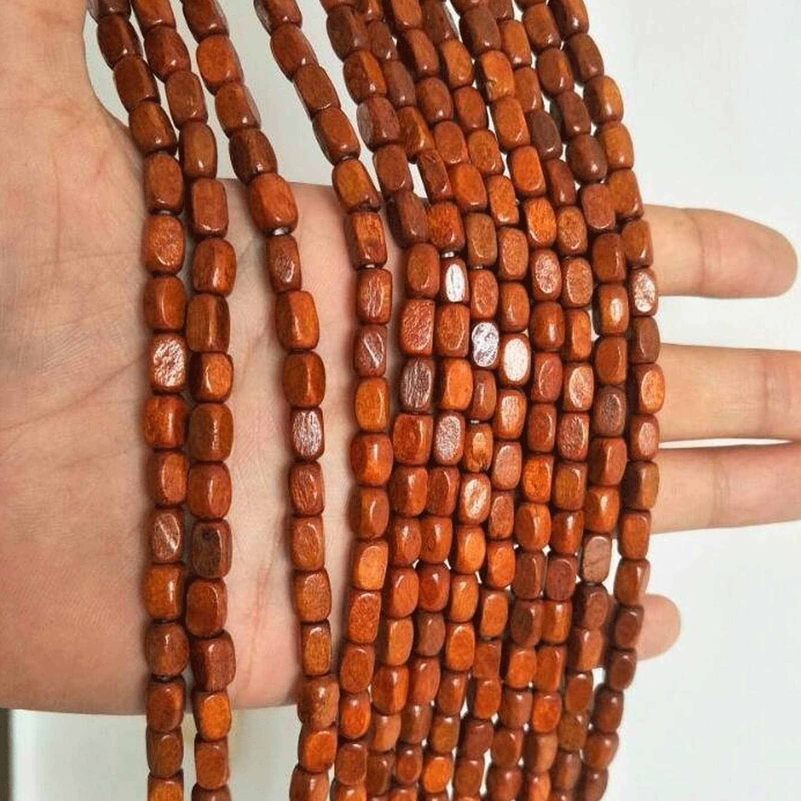 Rideaux de placard en perles de bois rouge pour cloisonner sans perdre d'espace