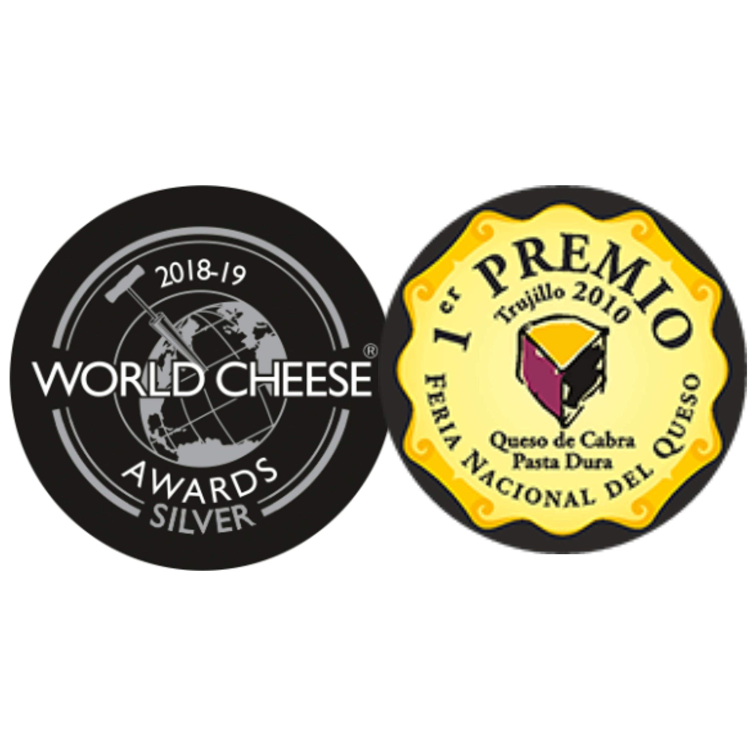 Queso de Cabra Curado al Pimentón - Queso Extremeño - Elaborado con leche pasteurizada de Cabra - Peso Aproximado 800 gramos - Madurado De 45 días a 2 meses, con Pimentón de la Vera.