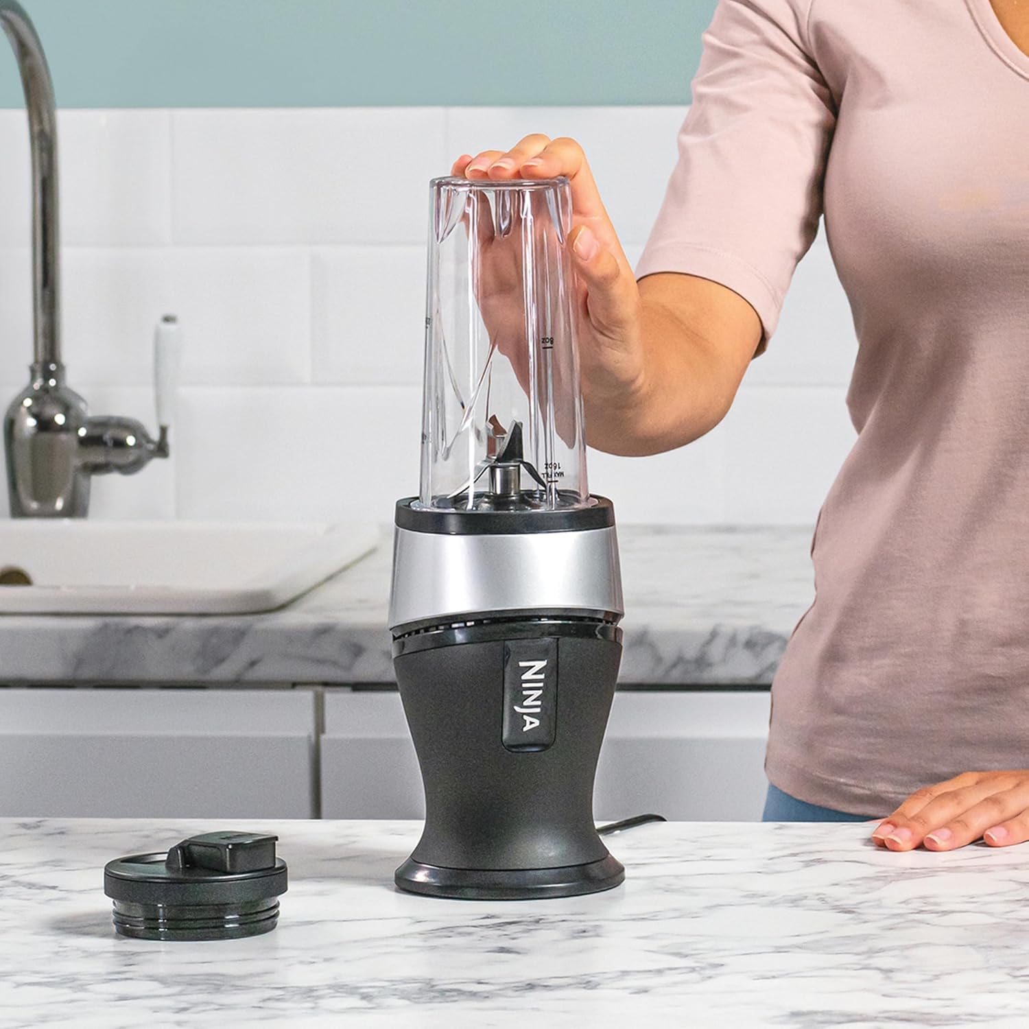 Ninja Batidora delgada de 700 W y batidora, 2 vasos de 470 ml con tapas de boquilla, licuadora personal, hielo triturado y fruta congelada, plata/negro QB3001UKS