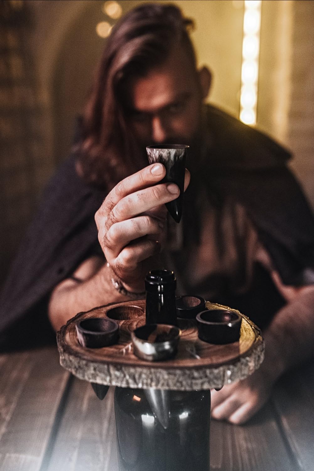 Norse Tradesman Set di Bicchieri da Shot con Corno per Bere (5) con Espositore in Legno Rustico (Live Edge) | Inciso con Rune Norrene | Confezionato in un Sacco Regalo di Juta