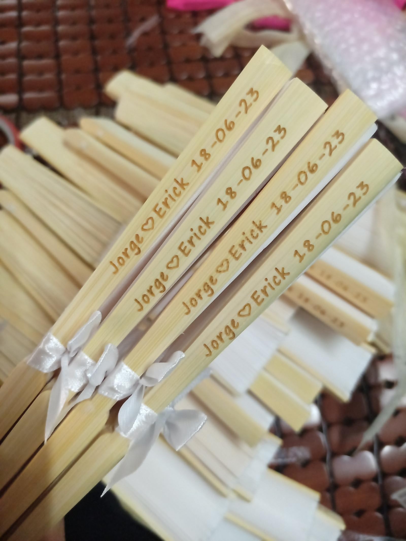 Personalisiertes Handfächer Weiß Fächer Hochzeit Papierfächer Hochzeitsfächer Personalisiert Name Faltfächer Gastgeschenk Für Hochzeit Sommer Party (50pcs)