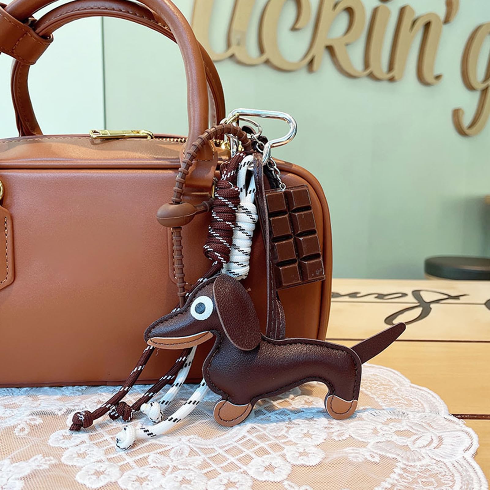 Kinretixia Porte-clés Teckel en Cuir, Accessoire Mignon pour Sac, Porte-clés Cadeau, Accessoire esthétique pour Sac à Dos et Voiture Marron