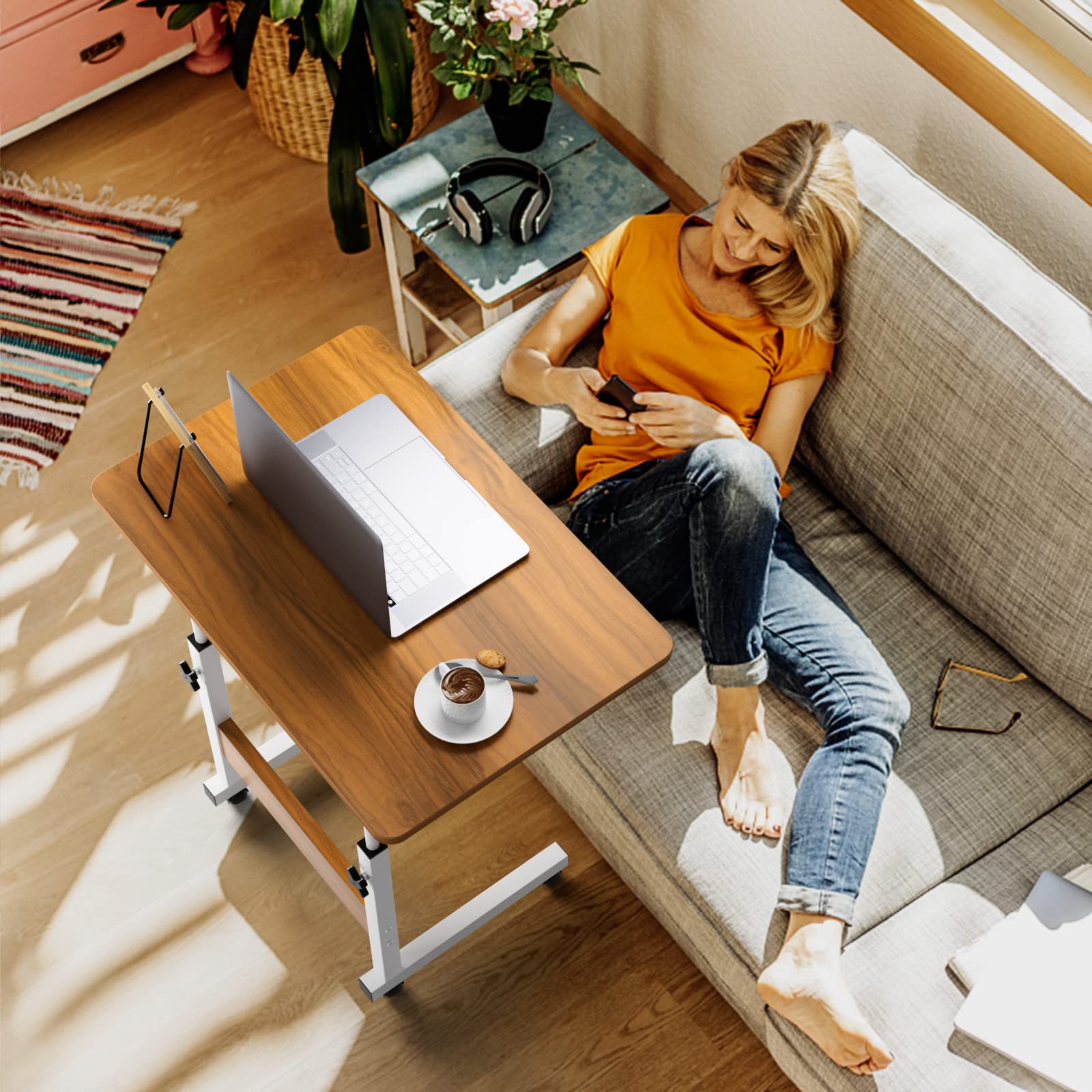 Scrivania Regolabile in Altezza Professionali, Tavolino da Letto per PC con Ruote, 60x40cm Tavolo da Lavoro Mobile, Standing Desk per Ufficio, Camera da Letto, Soggiorno, Divano, Cameretta, Beige