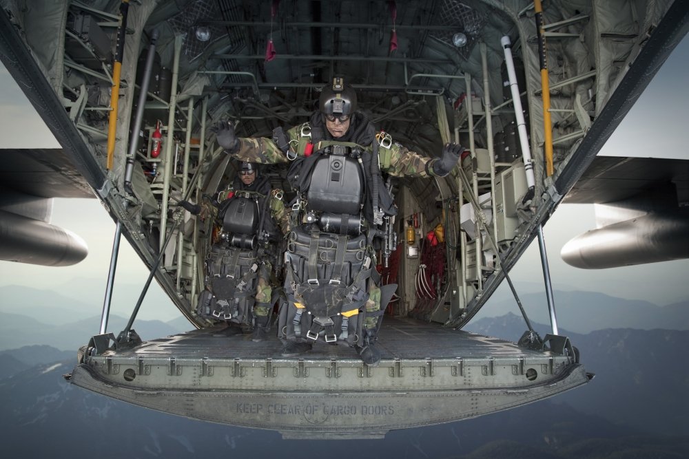 Amazon.co.jp: Posterazzi アメリカ海軍特殊部隊 戦闘ダイバー C-130