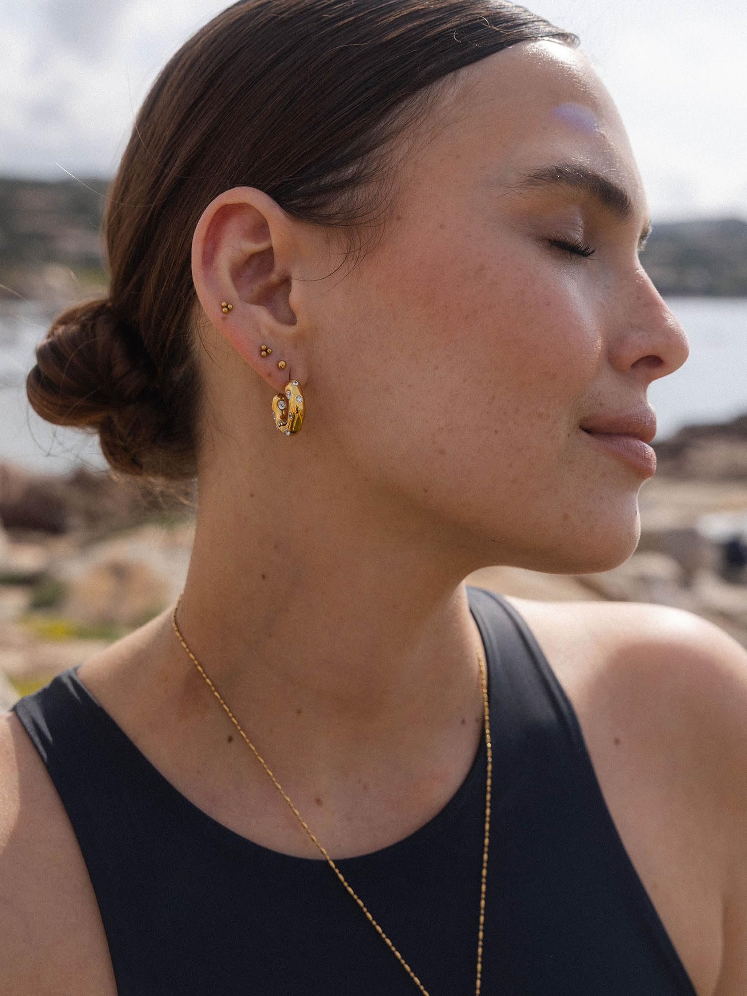 Purelei Life Ohrringe – Statement-Creolen mit Zirkonia – Edelstahl 18K vergoldet – Unregelmäßiges Design mit funkelnden Details – Wasserfest