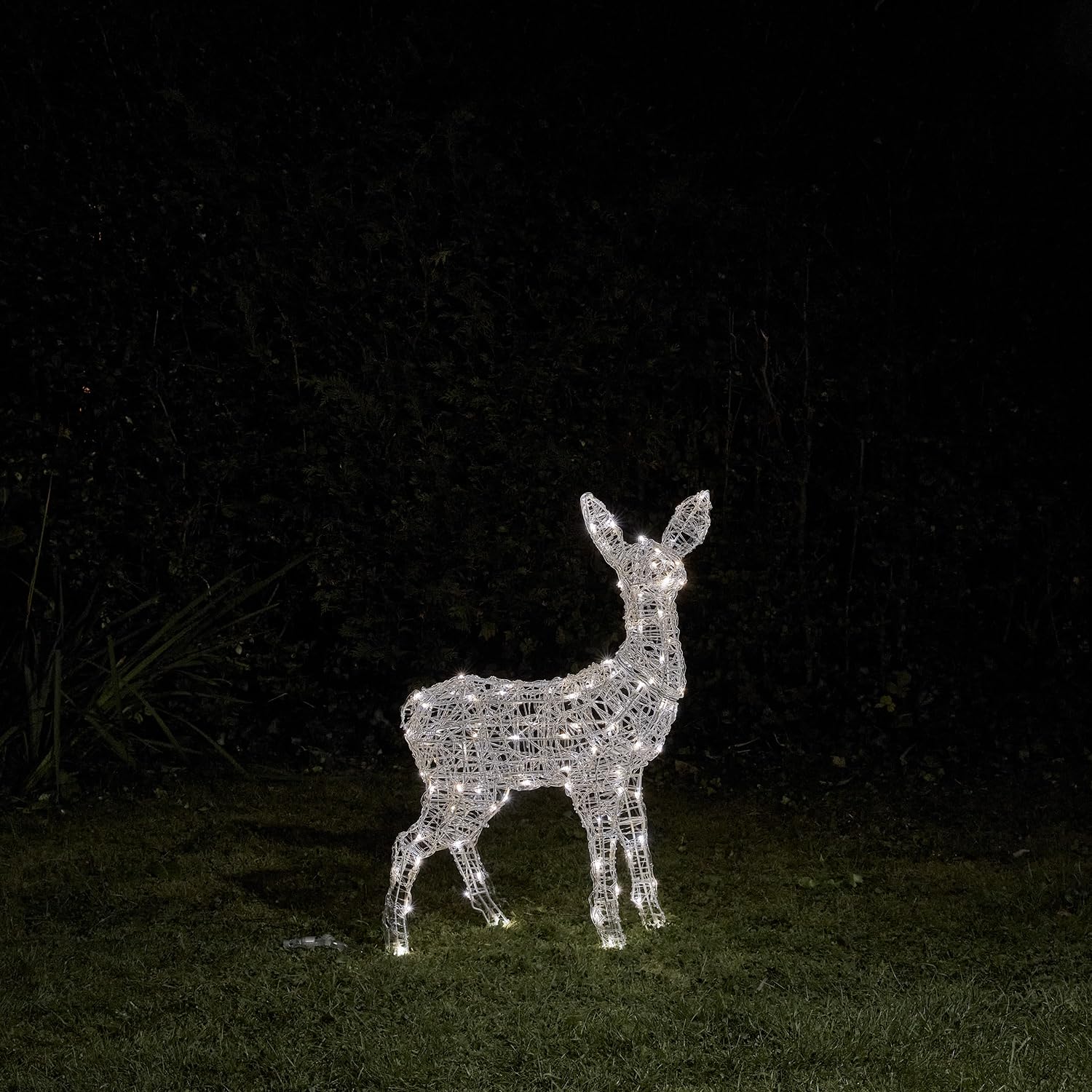 Lights4fun 3-in-1 Swinsty LED Rentier Figur Kind 77cm Batteriebetrieben Timer Weihnachtsbeleuchtung Außen und Innen