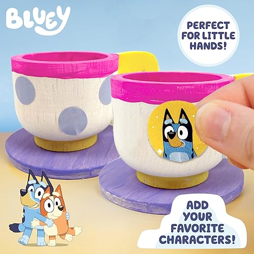 Miniatura 6 de Bluey Paint & Play Tea Party, juego de té de madera de 6 piezas, personalizable con calcomanías de pintura y Bluey (idioma español no garantizado),