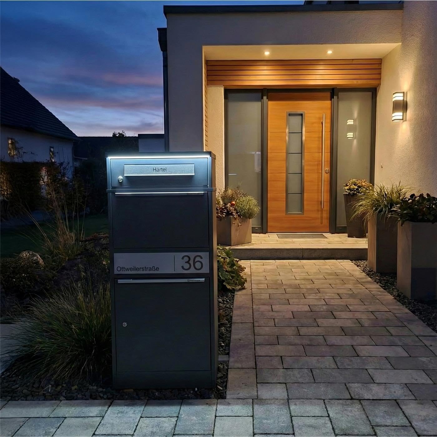 Metzler® boîte aux Lettres Colis avec éclairage LED Solaire et Plaque nom gravée RAL 7016 Anthracite – Acier thermolaqué sur Pied, capacité XL sécurisée et résistante intemperies Bispo 2