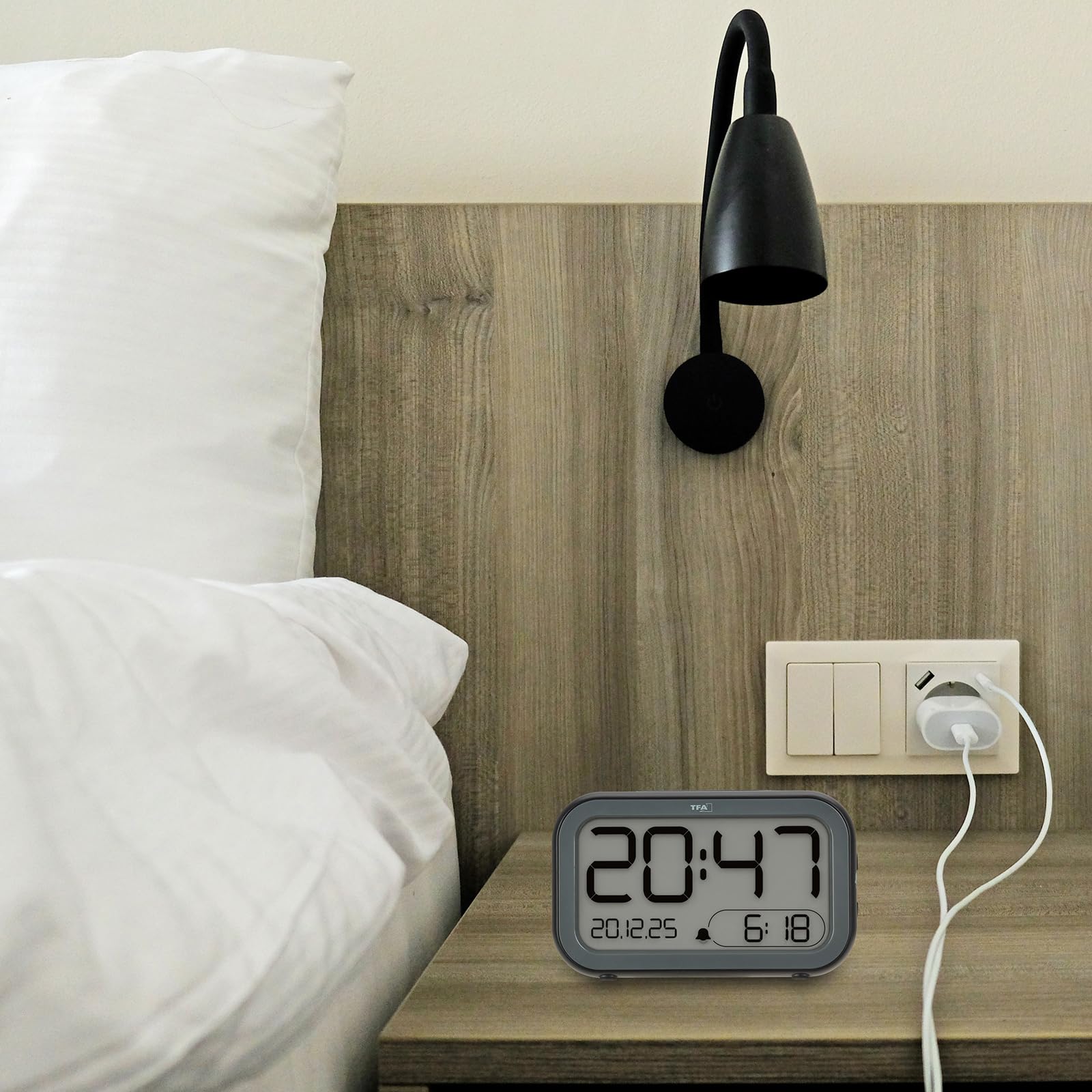 TFA Dostmann Sveglia da comodino digitale BINGO HYBRID con display LCD/LED, 60.2048, sveglia con display ibrido, batteria integrata e cavo USB-C, cambio automatico, data, snooze, nero