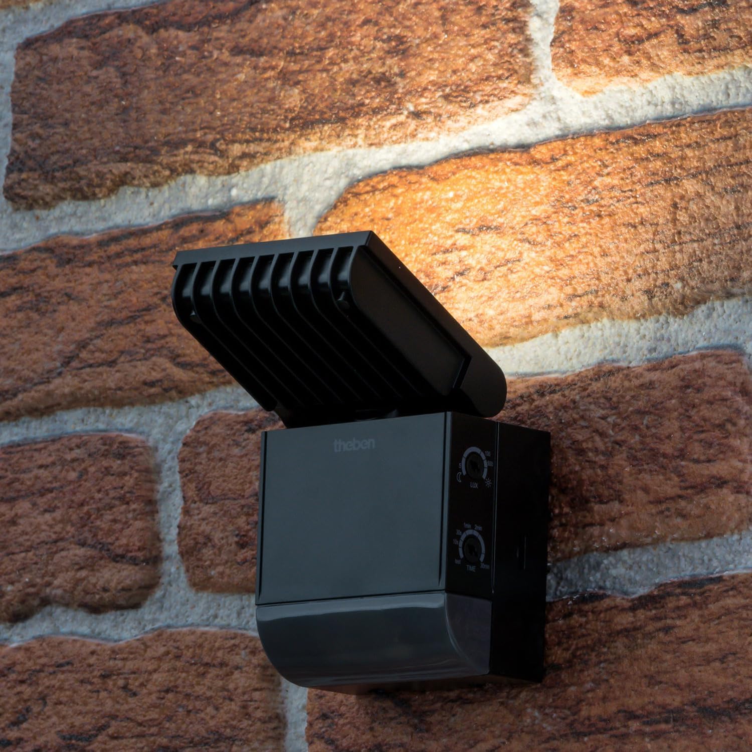 Theben 1020801 theLeda S8-100 BK LED-Strahler 8,5 W Bewegungsmelder schwarz | Wandmontage außen, 4000 K neutralweiß, 180° mit 10 m Reichweite, drehbar/schwenkbar, IP55, 900 lm, zusätzlicher Schaltausgang
