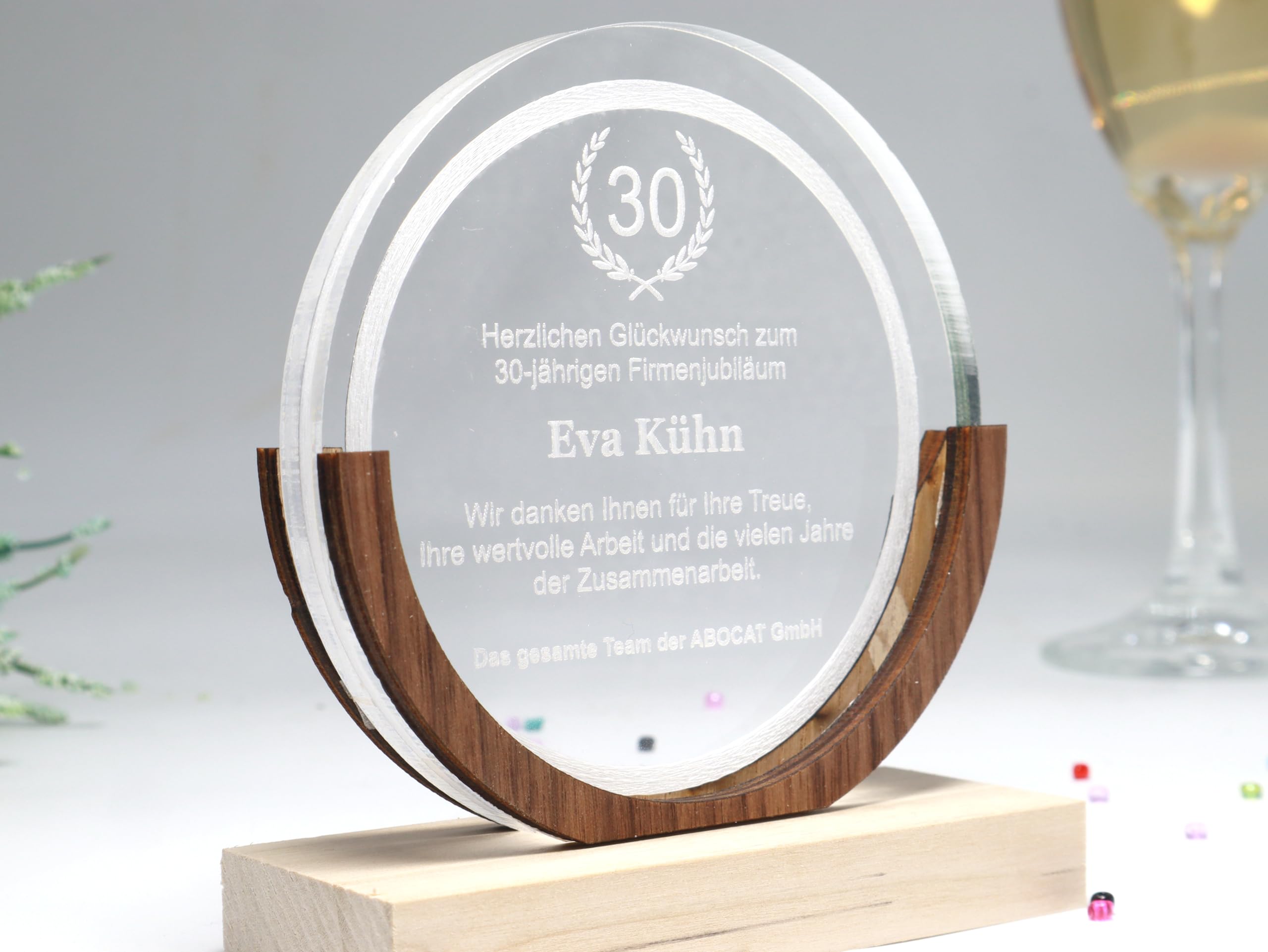 Pila Stone Moderner und eleganter Award personalisiert aus Acrylglas mit Nussbaum, Individuelle Gravur, Firmenjubiläum, Mitarbeiter Jubiläum. Moderne Auszeichnung & Award