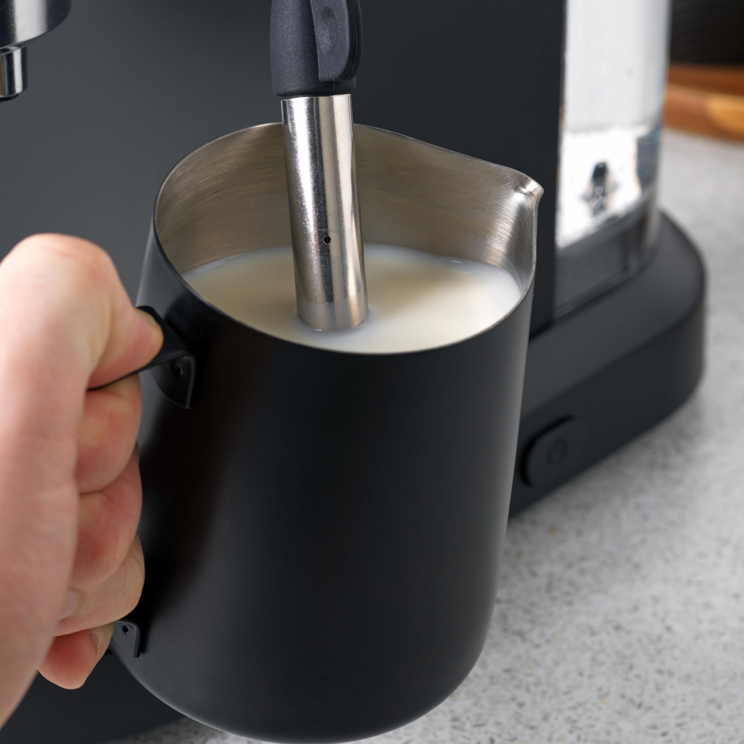 Petra PT5240 Cafetera Espresso - con espumador de leche, depósito de 1,4 l, expreso de estilo barista simple o doble, Máquinabomba de presión italiana de 15 bares, apta para café molido, 1465 W, negra