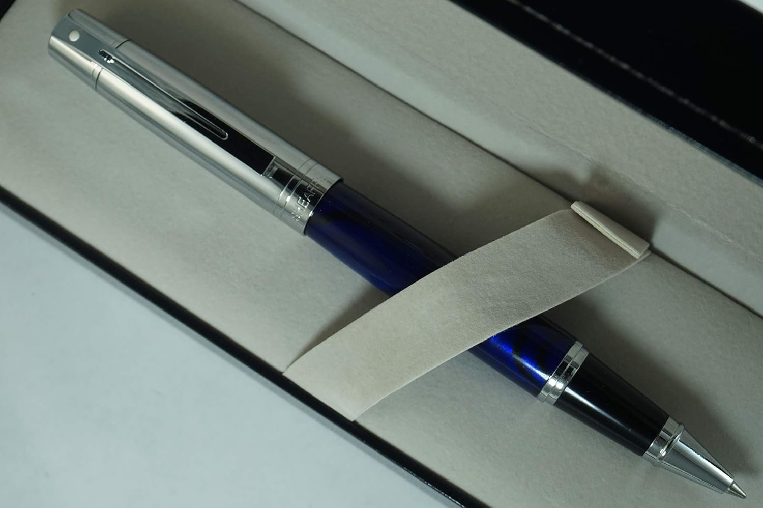 Sheaffer 300 Collection II Marble Blue barrel with Signature dot of Excellence on cap, Polished Barrel and Appointments Medium Point Rollerball Pen