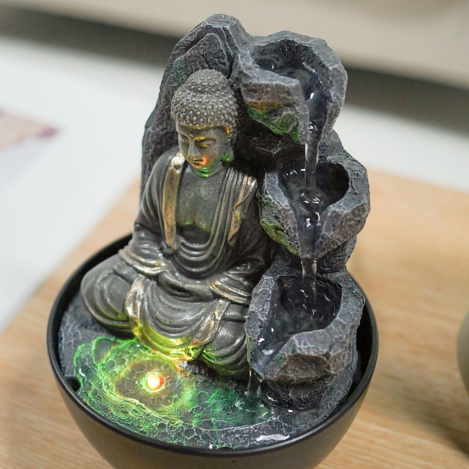 Fuente de Interior de Buda Relajante – Fuente Cascade – Decoración Zen Feng Shui – Idea de Regalo Elegante y útil – Fuente de Mesa con luz LED – 18 cm – Revata Zen'Light