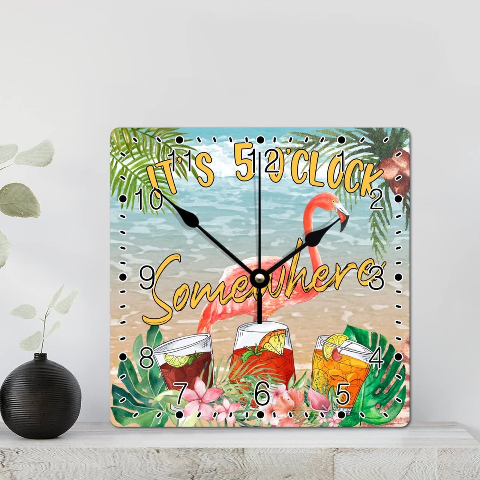 Horloge murale flamant rose pour habiller un mur vide de salon cet ete avec fraicheur